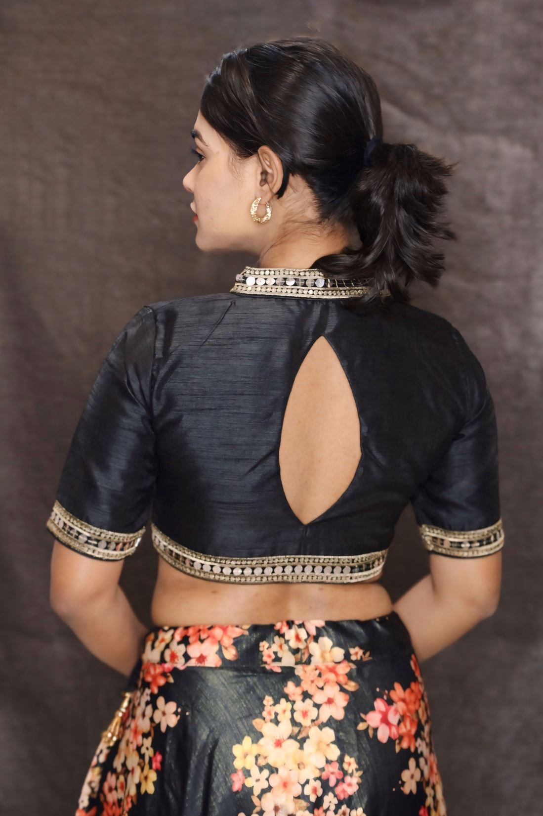 Black Blouse In Art Silk With Cut Dana Embroidered Collar Neckline
