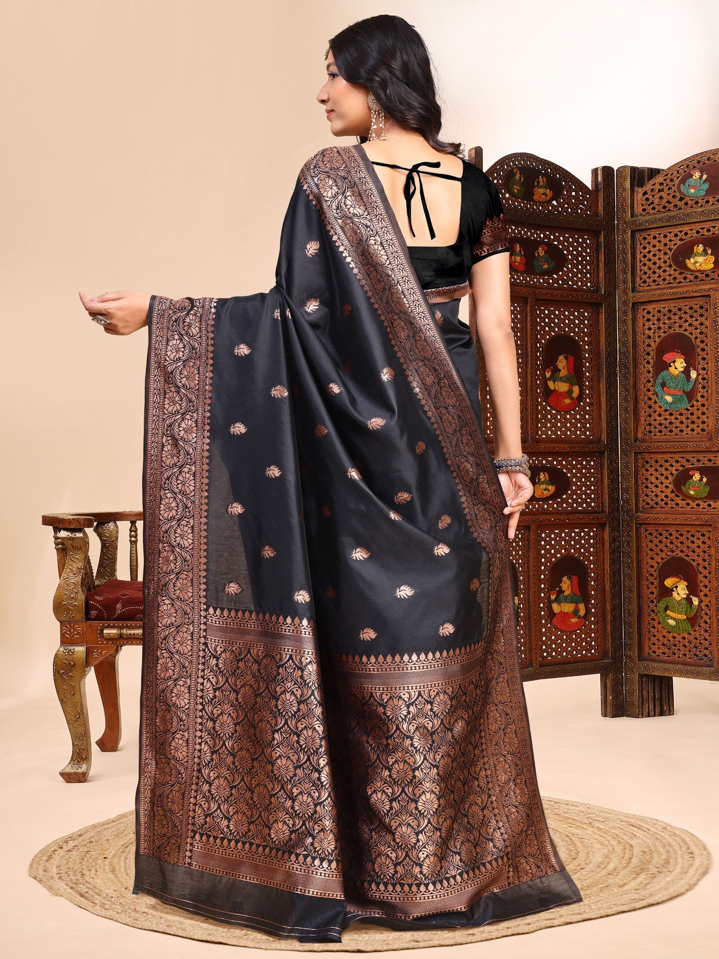 Black Lichi Silk Saree With Traditional Weaving