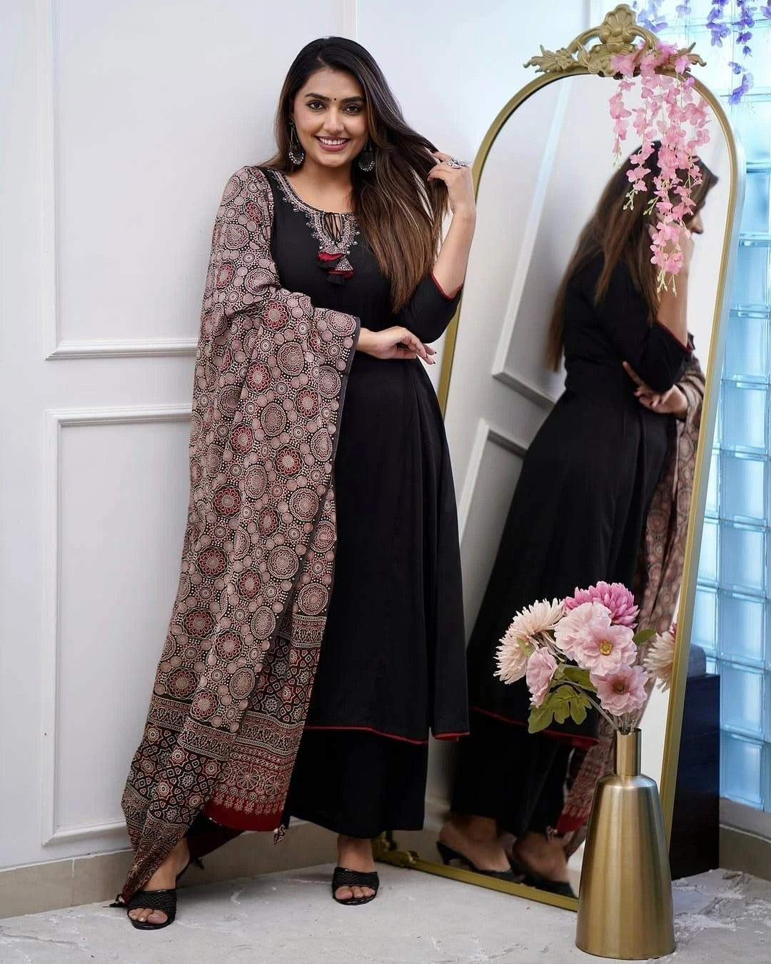 Black Viscose Kurta Pant Set With Embroidery Work