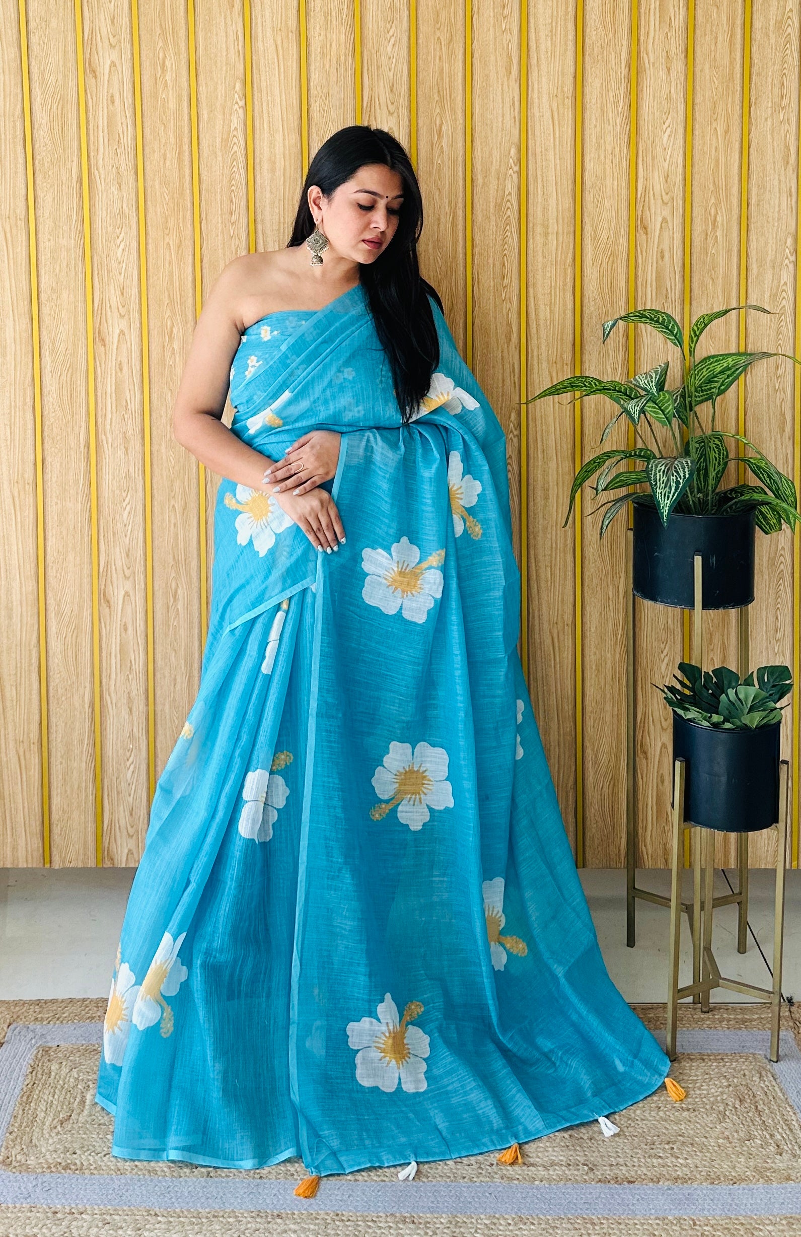 Firozi Linen Floral Printed Girlie Looks Saree