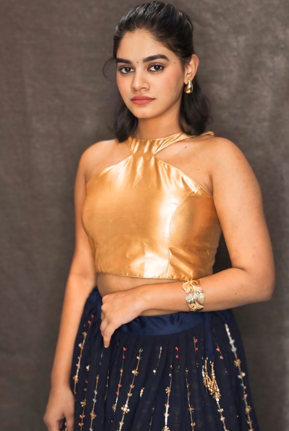 Golden Sleeveless Blouse in Lycra With Round Neckline