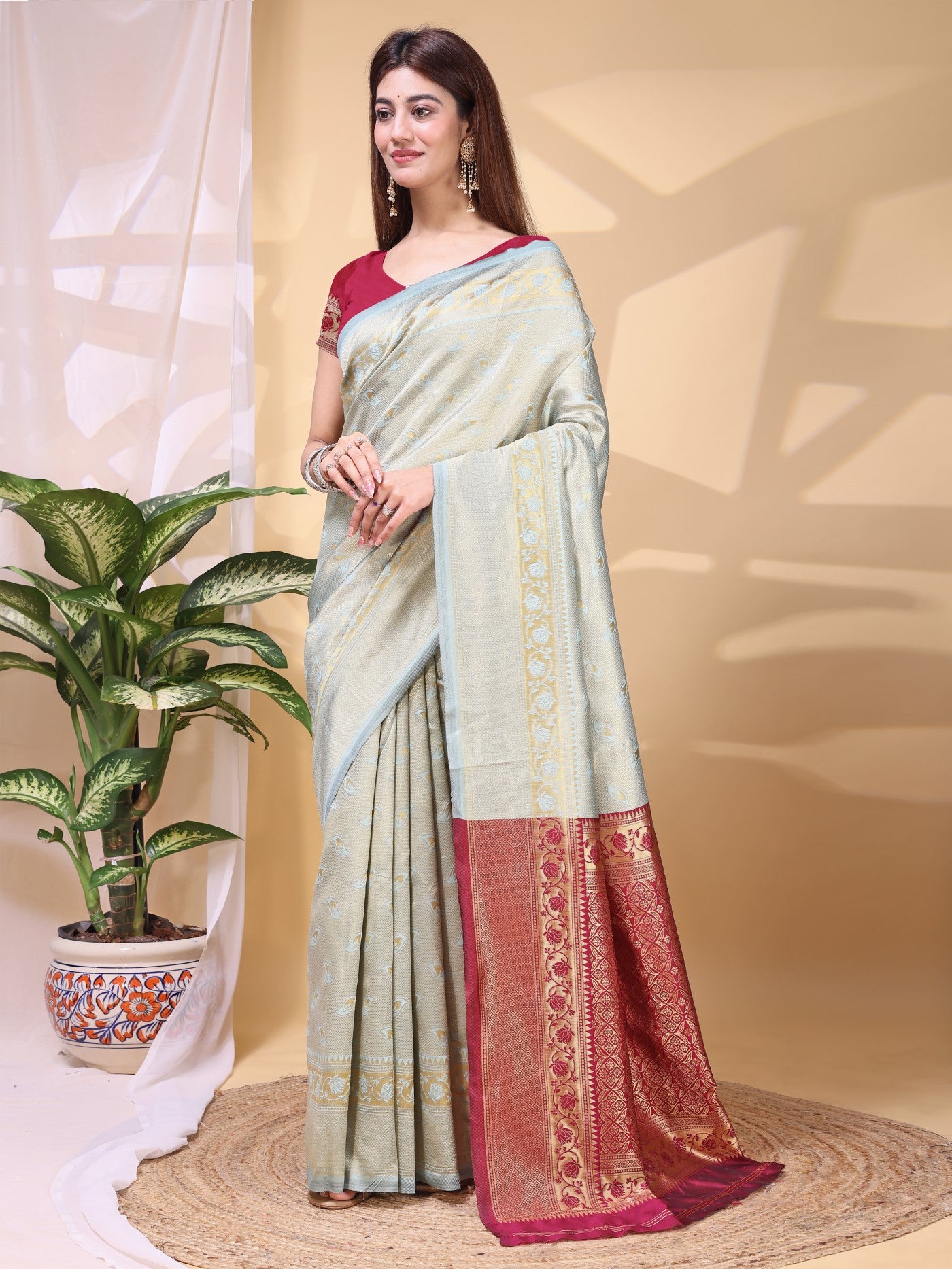 Grey Lichi Silk Saree With Elegant Weaving