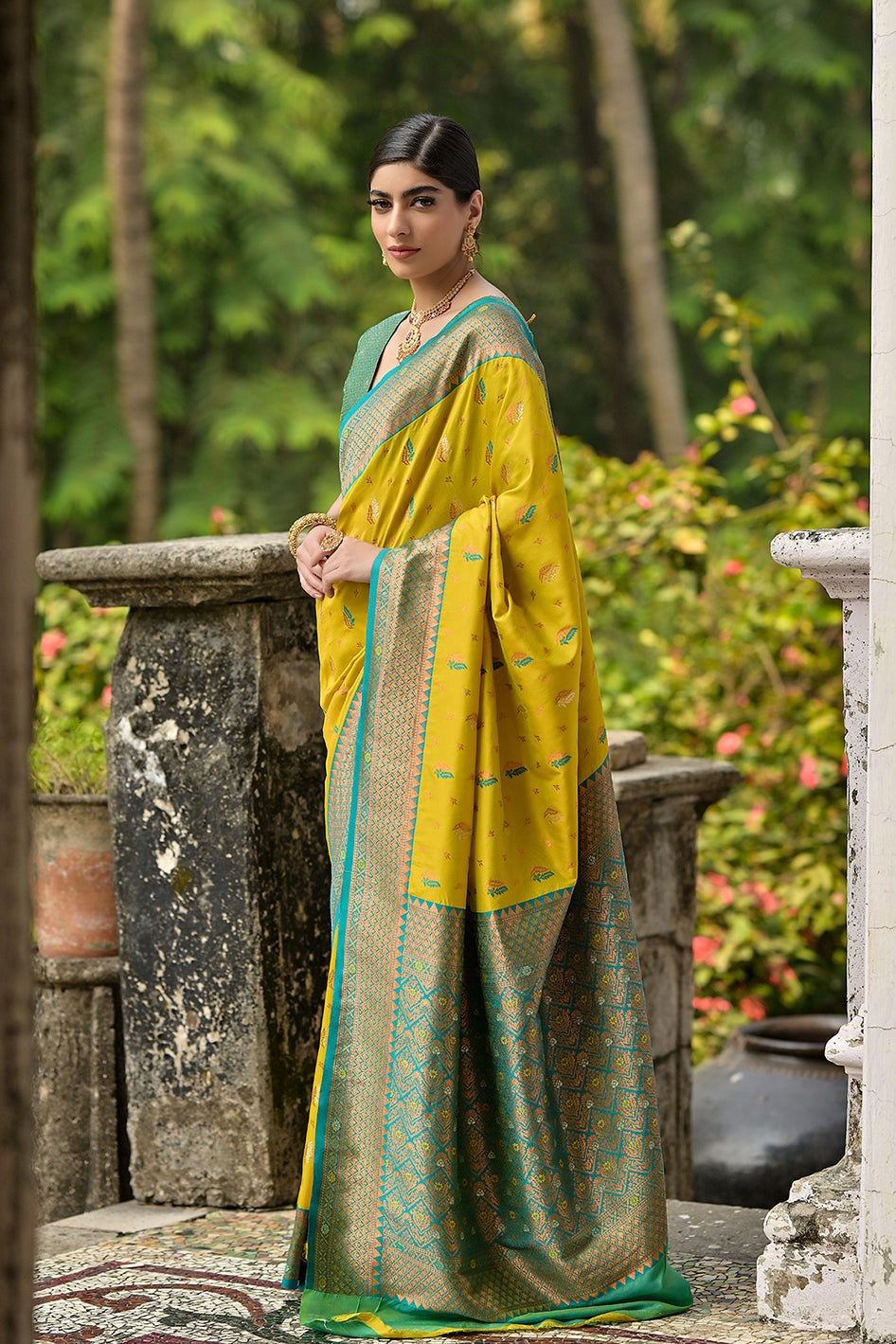 Lemon-Yellow Banarasi Silk Saree with Leaf Design and Contrast Pallu