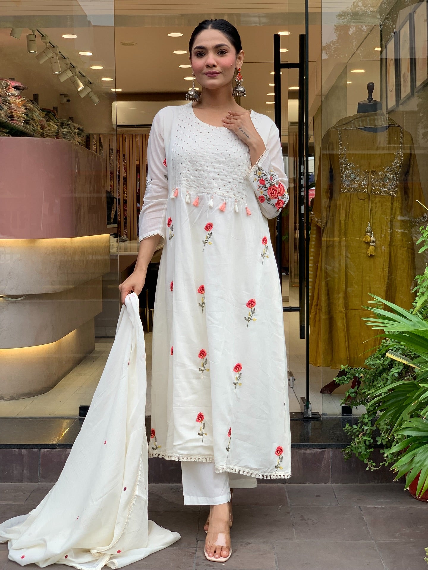 Off White Chanderi Silk Kurta Pant Set With Heavy Thread Embroidery Work
