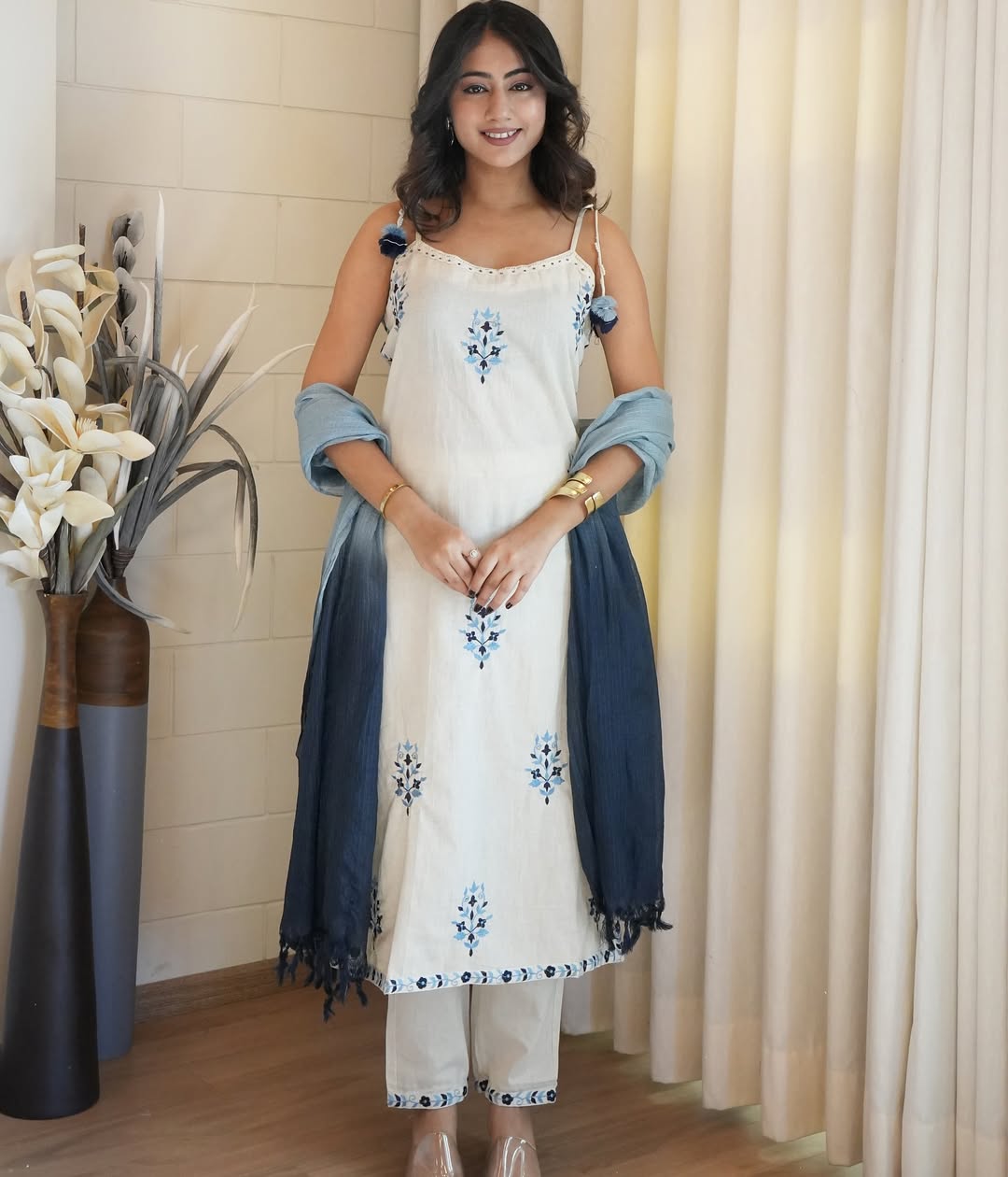 Off White Cotton Flex Kurta Pant Set With Heavy Thread Embroidery Work