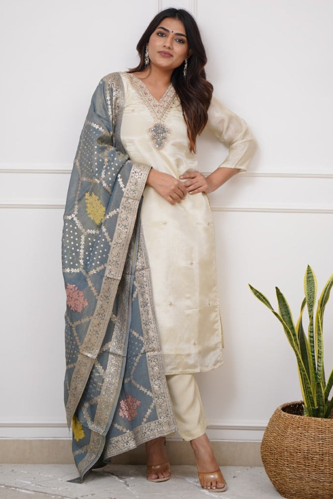 Off White Kurta Pant Set with Heavy Thread Embroidery Work With Jacquard Dupatta