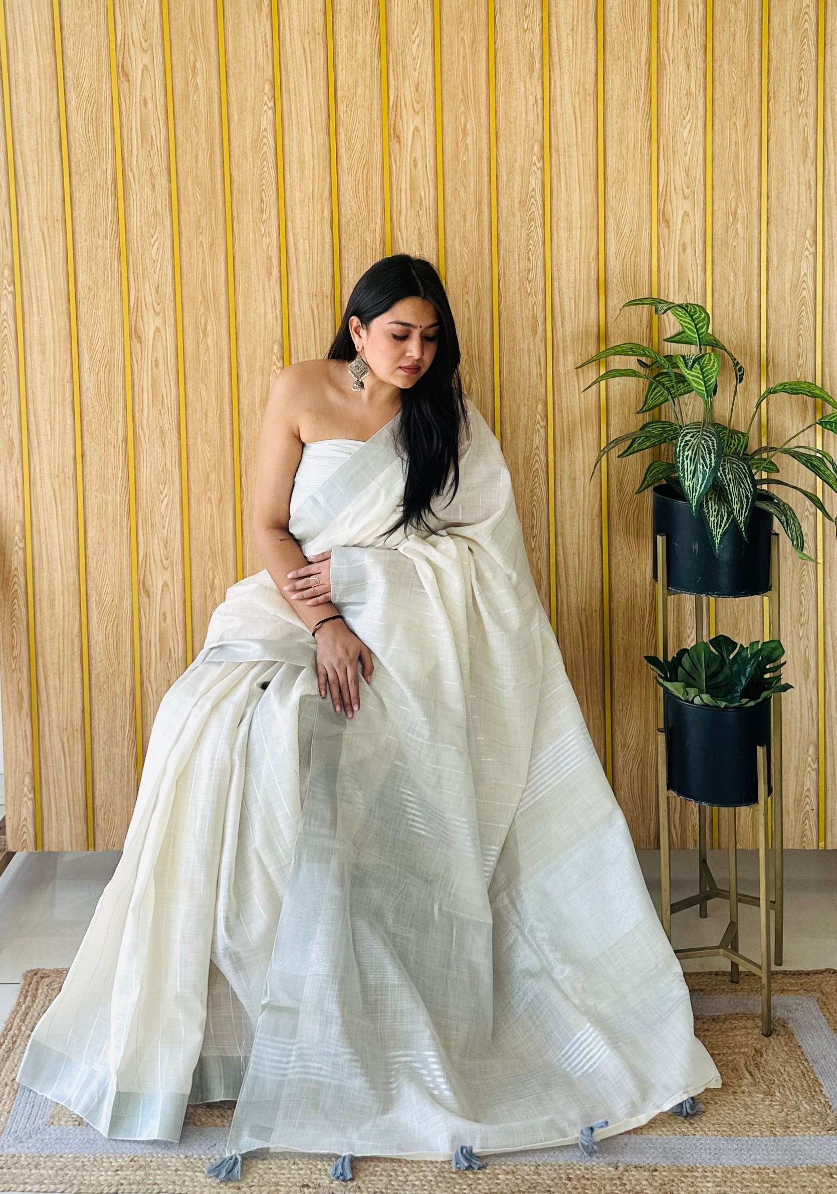 Off White Linen Partywear Woven Saree For Sophisticated Rich Looks