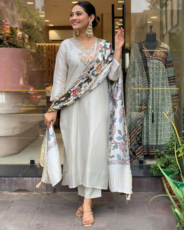 Off White Viscose Chanderi Kurta Pant Set With Embroidery Work