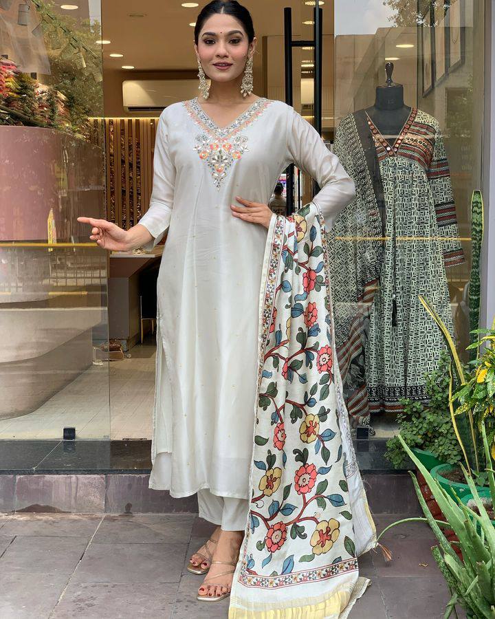 Off White Viscose Chanderi Kurta Pant Set With Embroidery Work