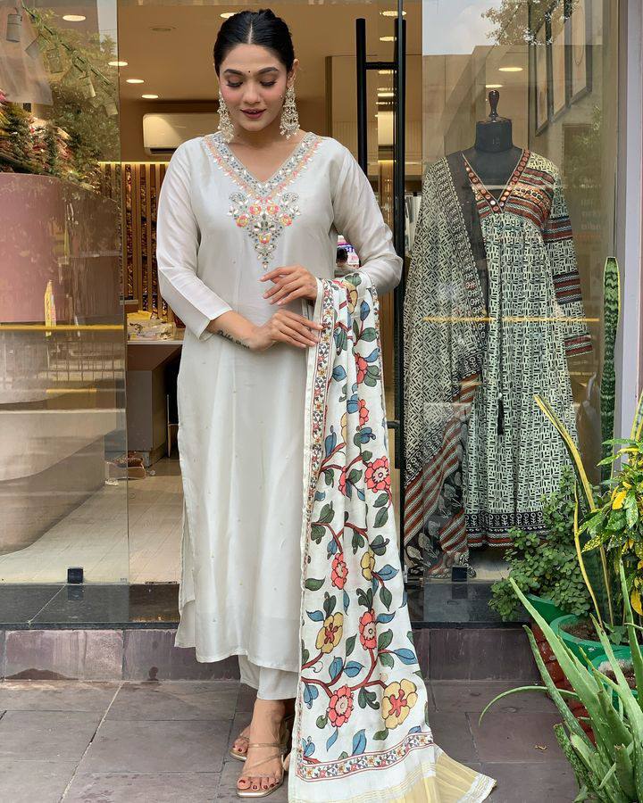 Off White Viscose Chanderi Kurta Pant Set With Embroidery Work