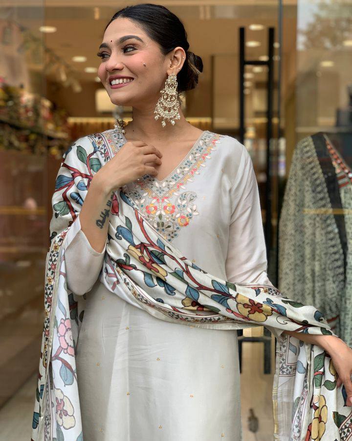 Off White Viscose Chanderi Kurta Pant Set With Embroidery Work
