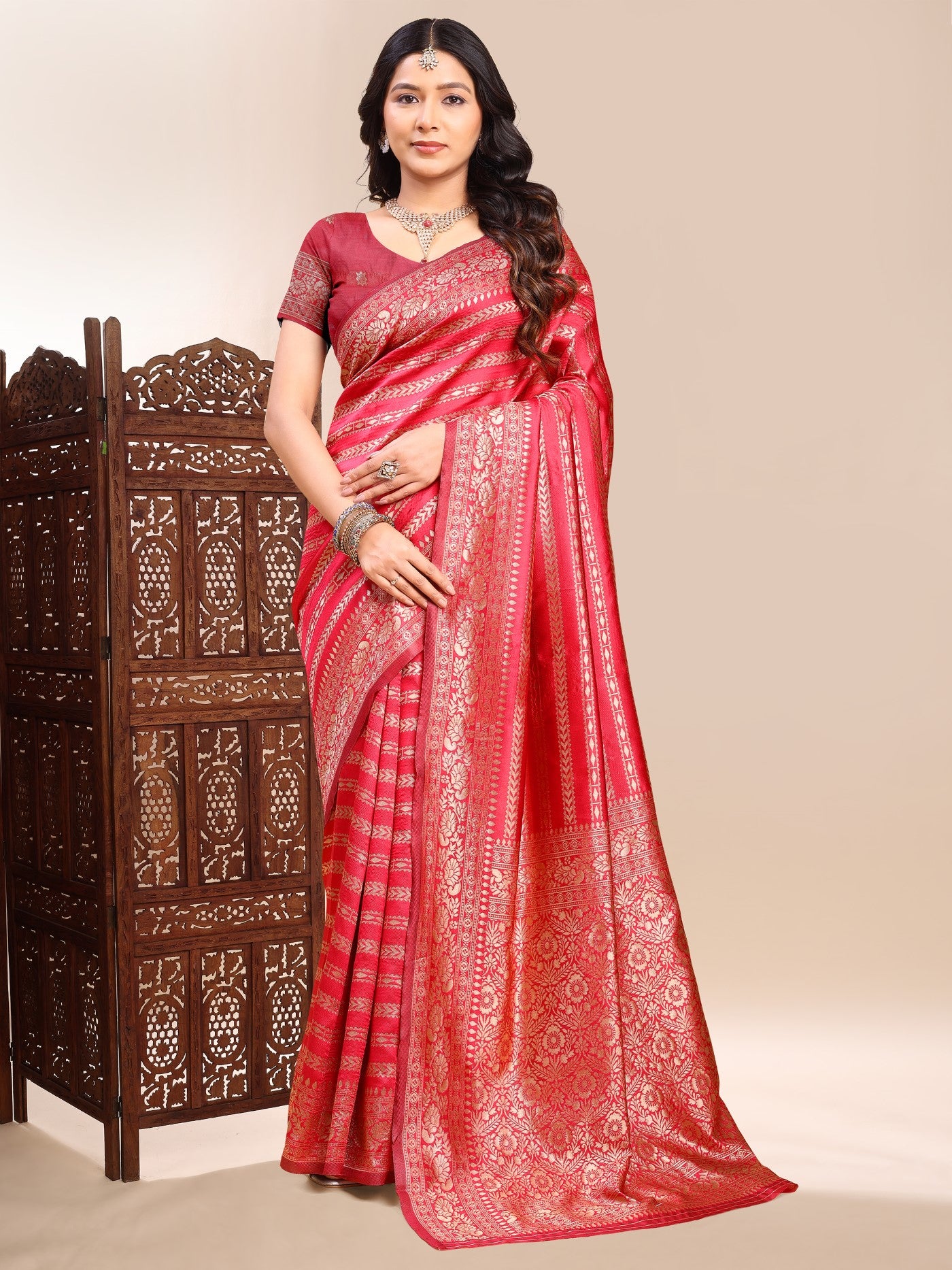 Red Lichi Silk Saree With Classic Weaving