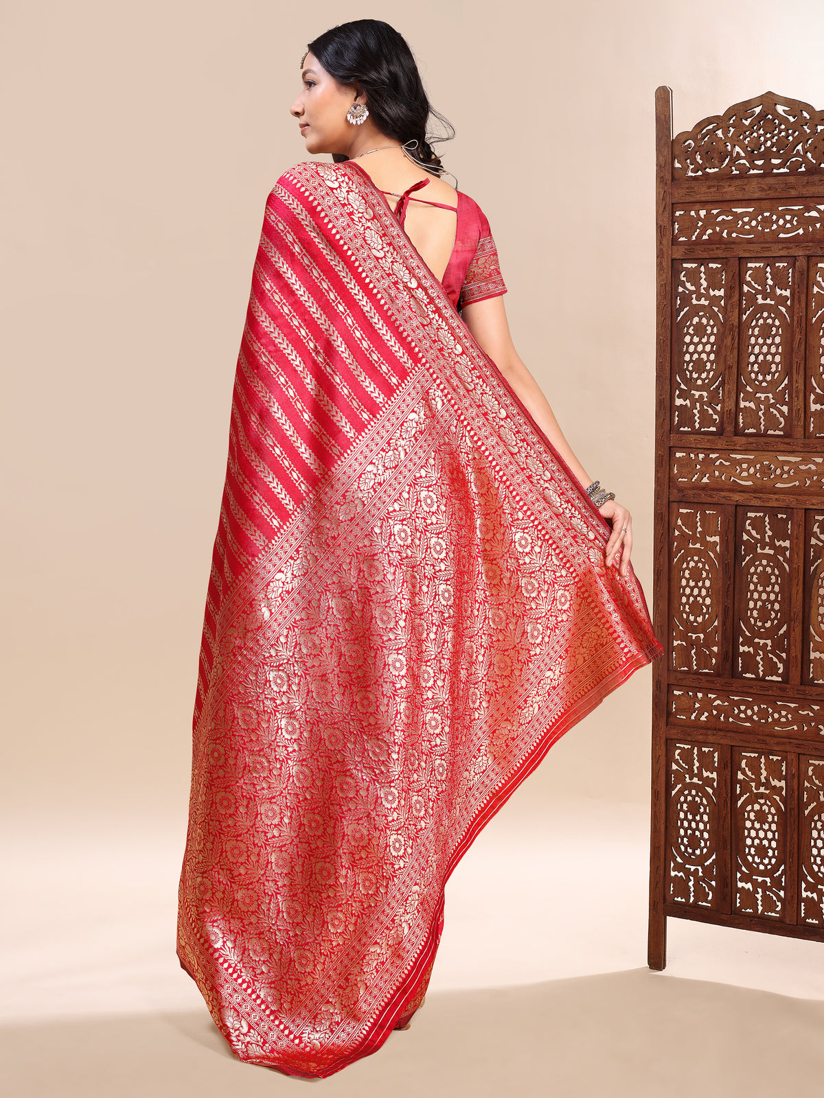 Traditional Red Lichi Silk Saree with Elegant Zari Design