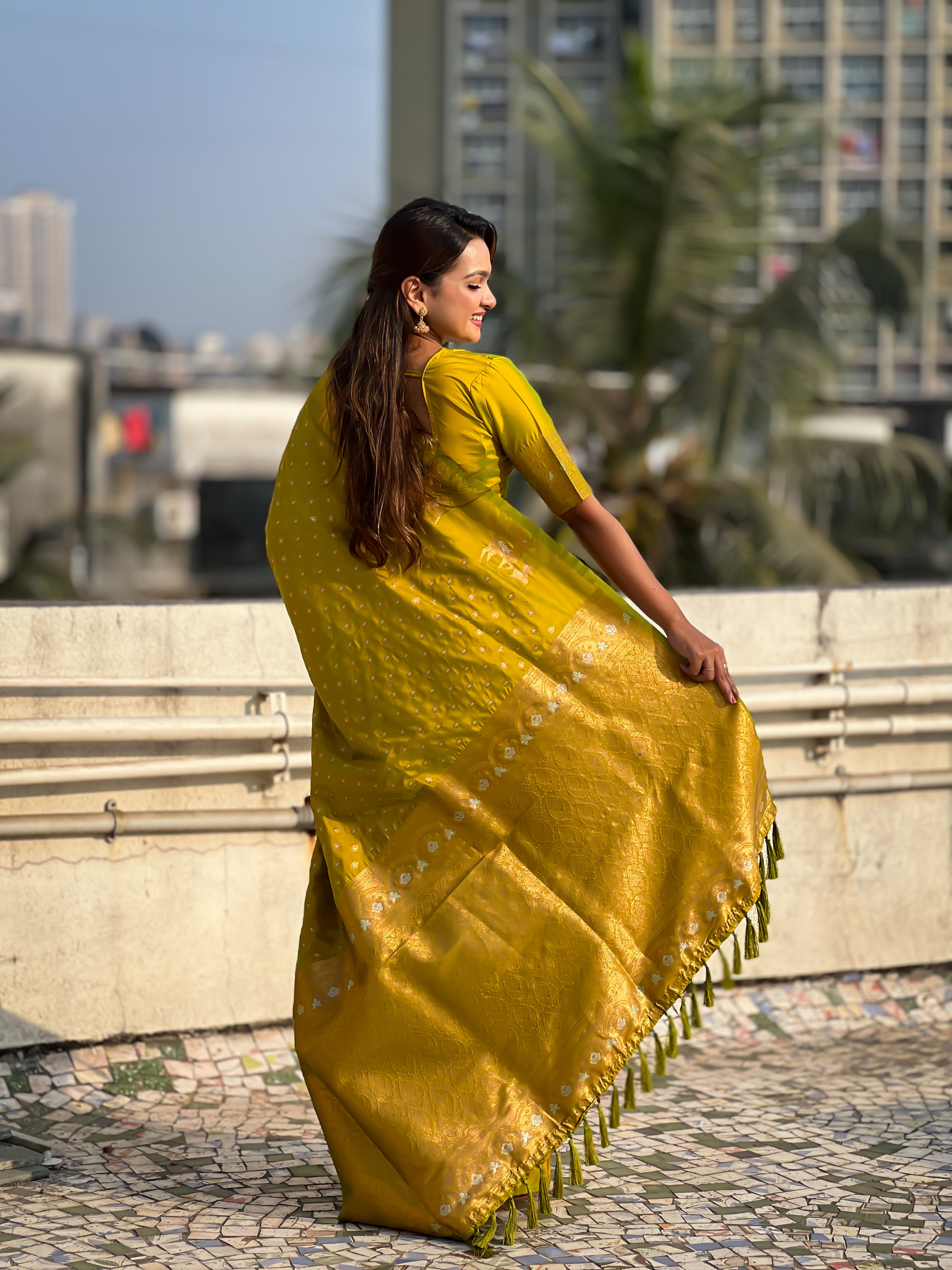 Weaving Dual Jari Designer Green Soft Silk Ethnic Saree