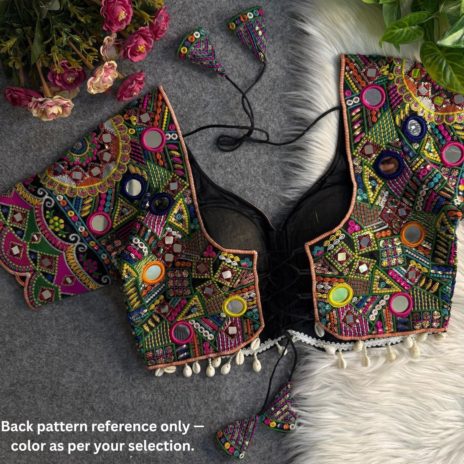 White Gamthi Navratri Blouse with Sweetheart Neck & Mirror Work