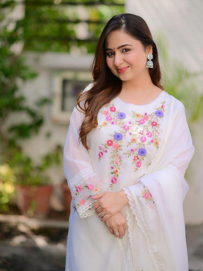 White Kurta Pant Set With Heavy Thread Embroidery With Sequins Work