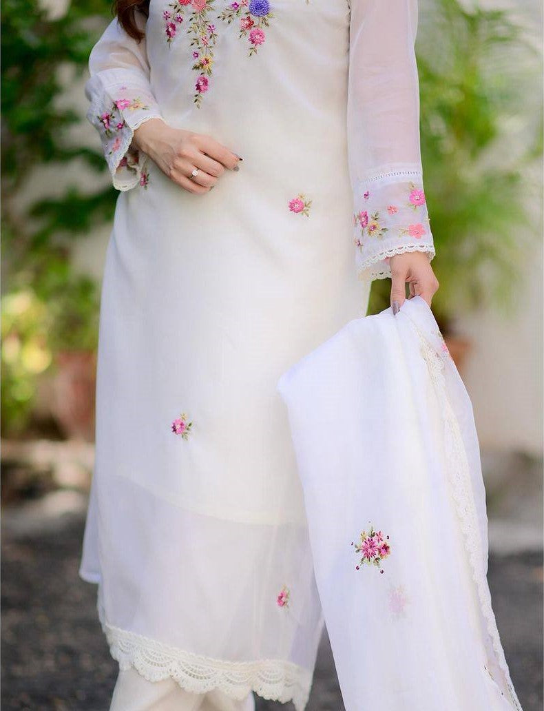 White Kurta Pant Set With Heavy Thread Embroidery With Sequins Work