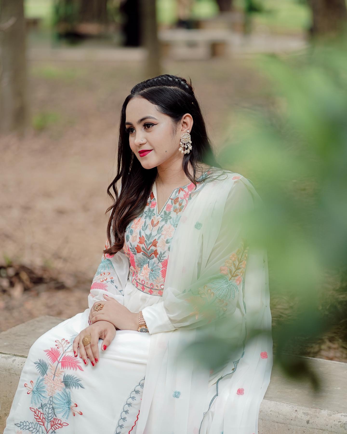 White Kurta Pant Set with Thread Embroidery Work