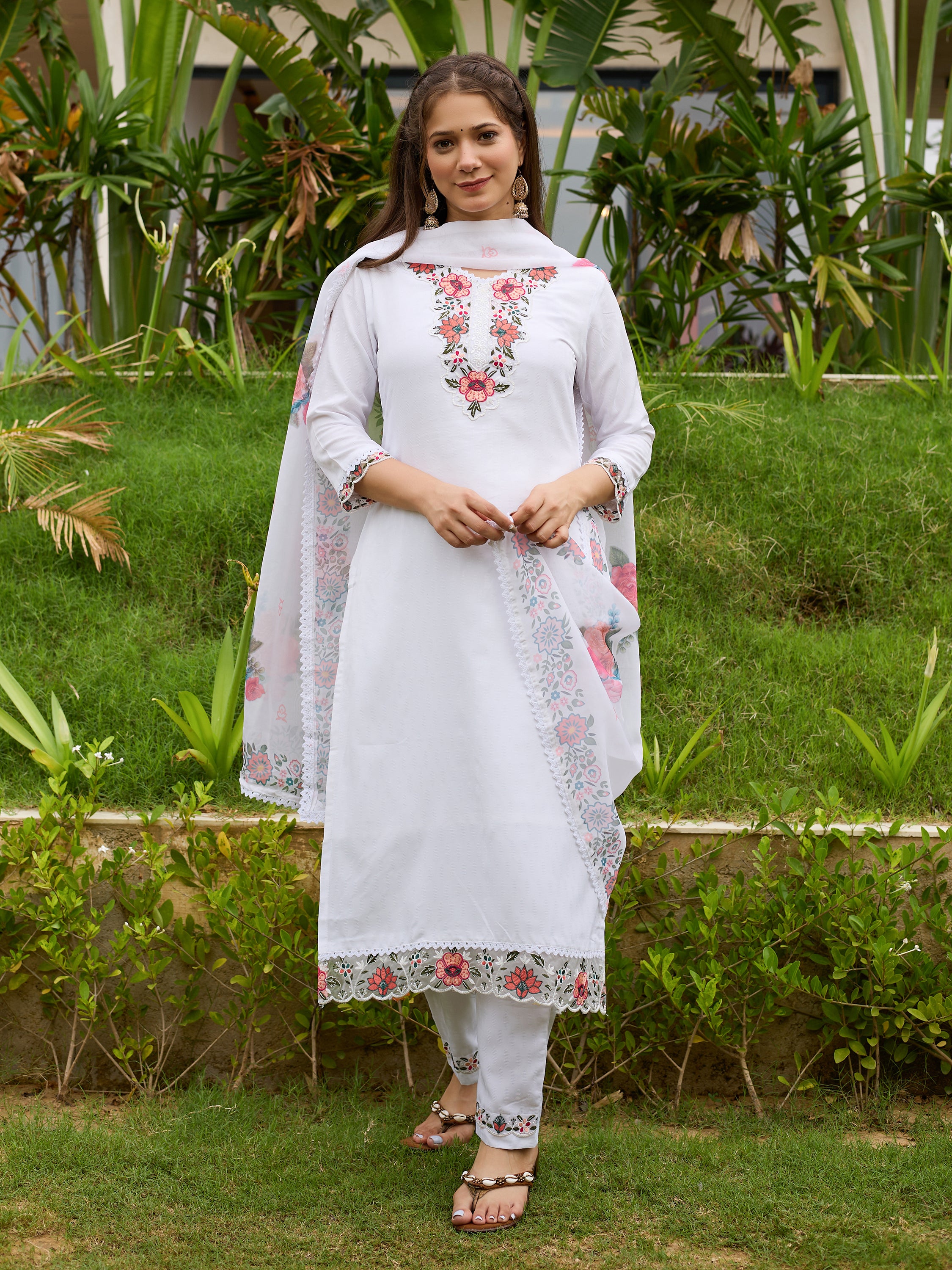 White Viscose Elegant Kurta Pant Set With Thread Work