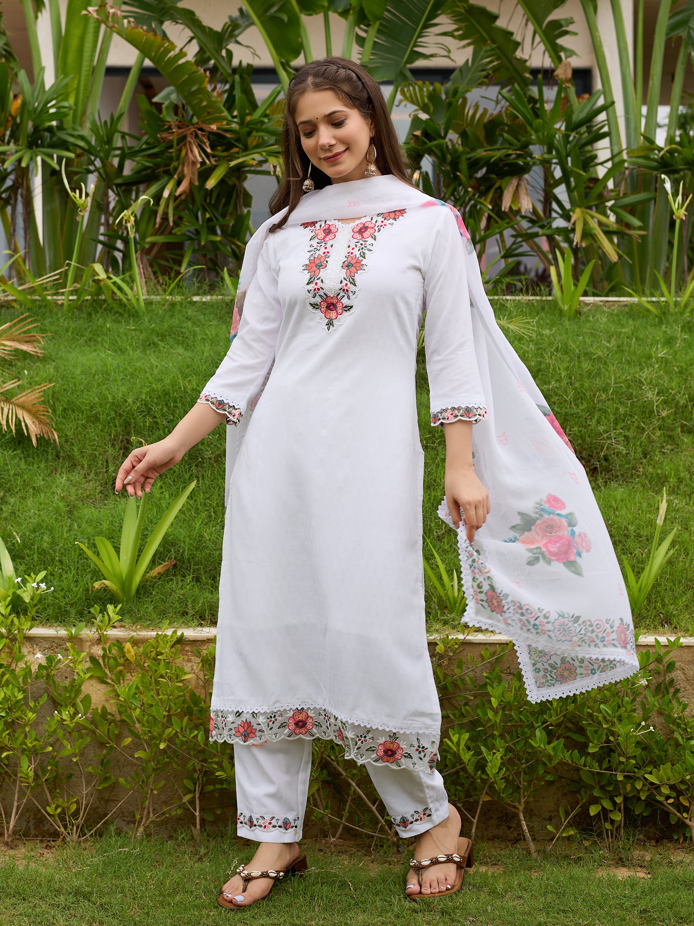 White Viscose Elegant Kurta Pant Set With Thread Work