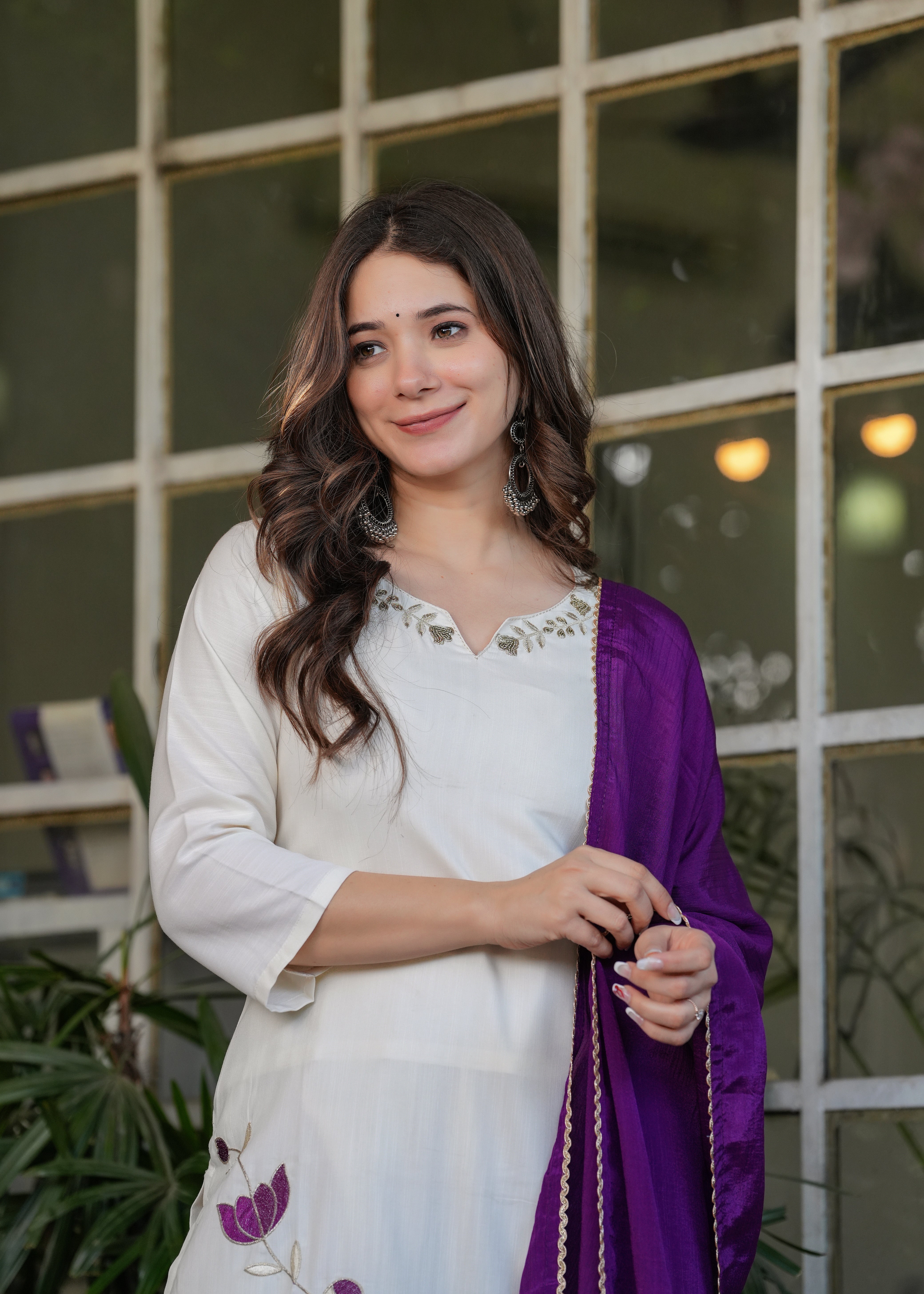 White Viscose Rayon Elegant Kurta Pant Set With Thread Work