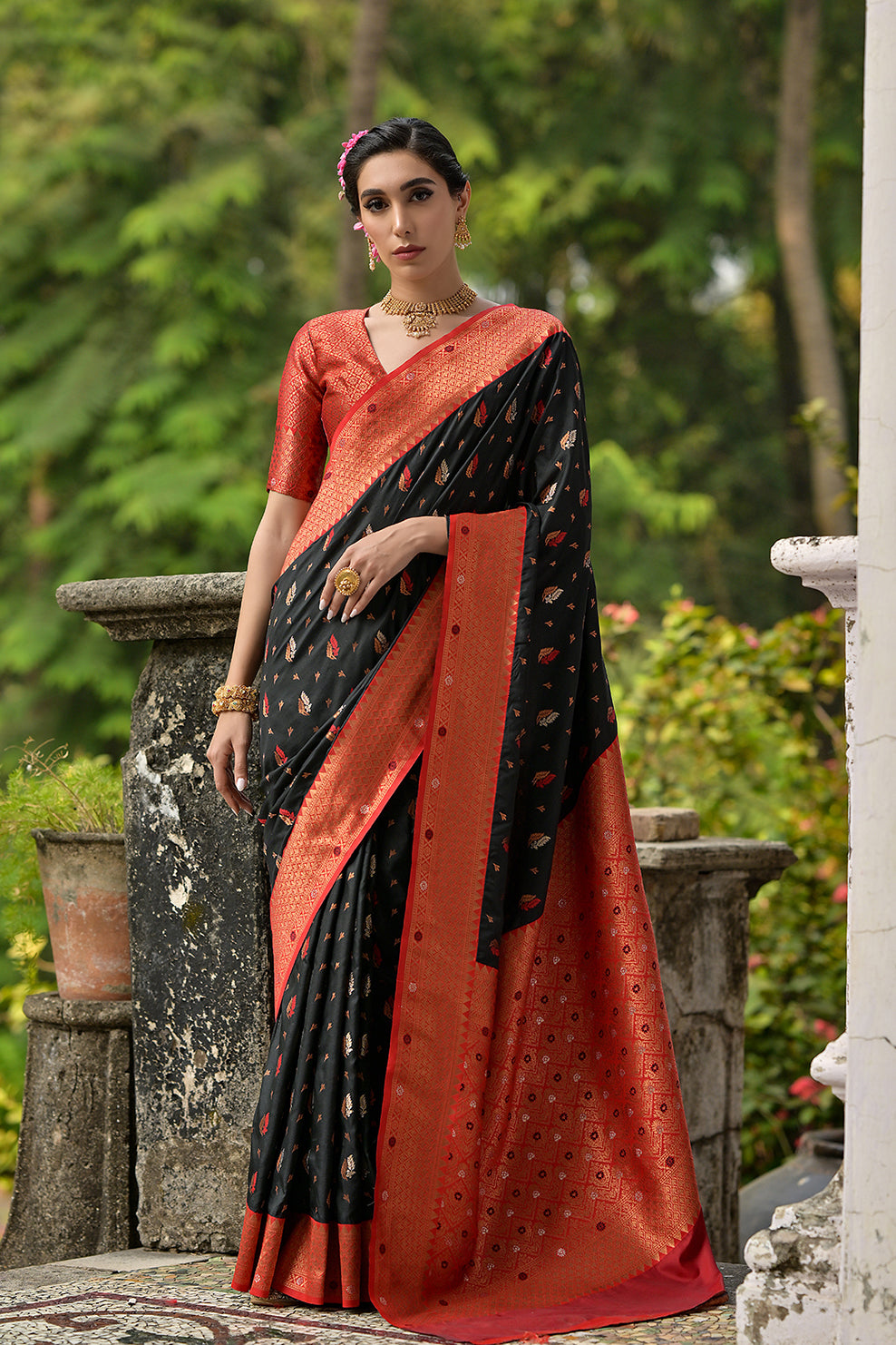 Black Banarasi Silk Saree with Leaf Design and Contrast Pallu