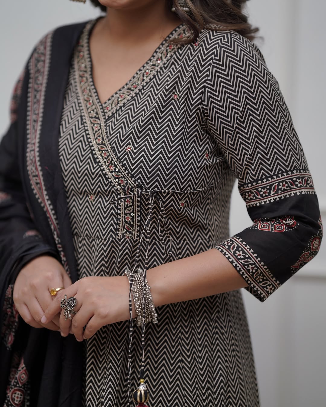 Black Cotton Blend Kurta Pant with Print With Thread Embroidery Work