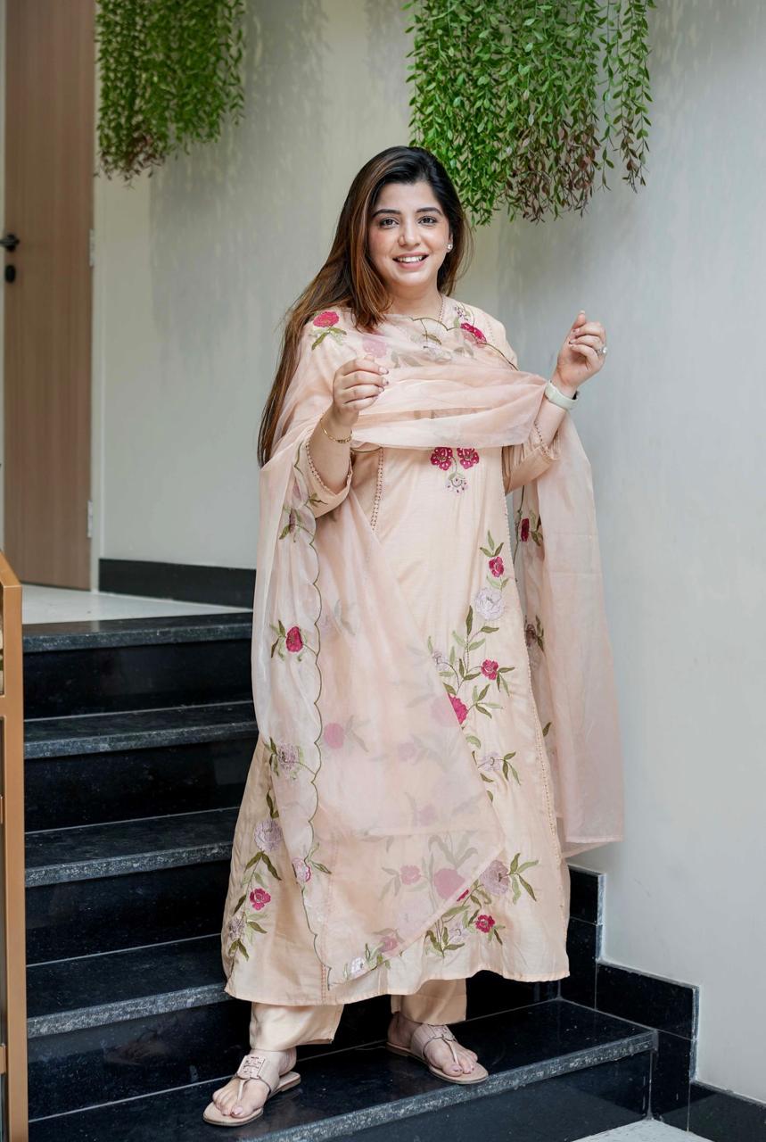 Cream Chanderi Silk Kurta Pant Set With Heavy Thread Embroidery Work