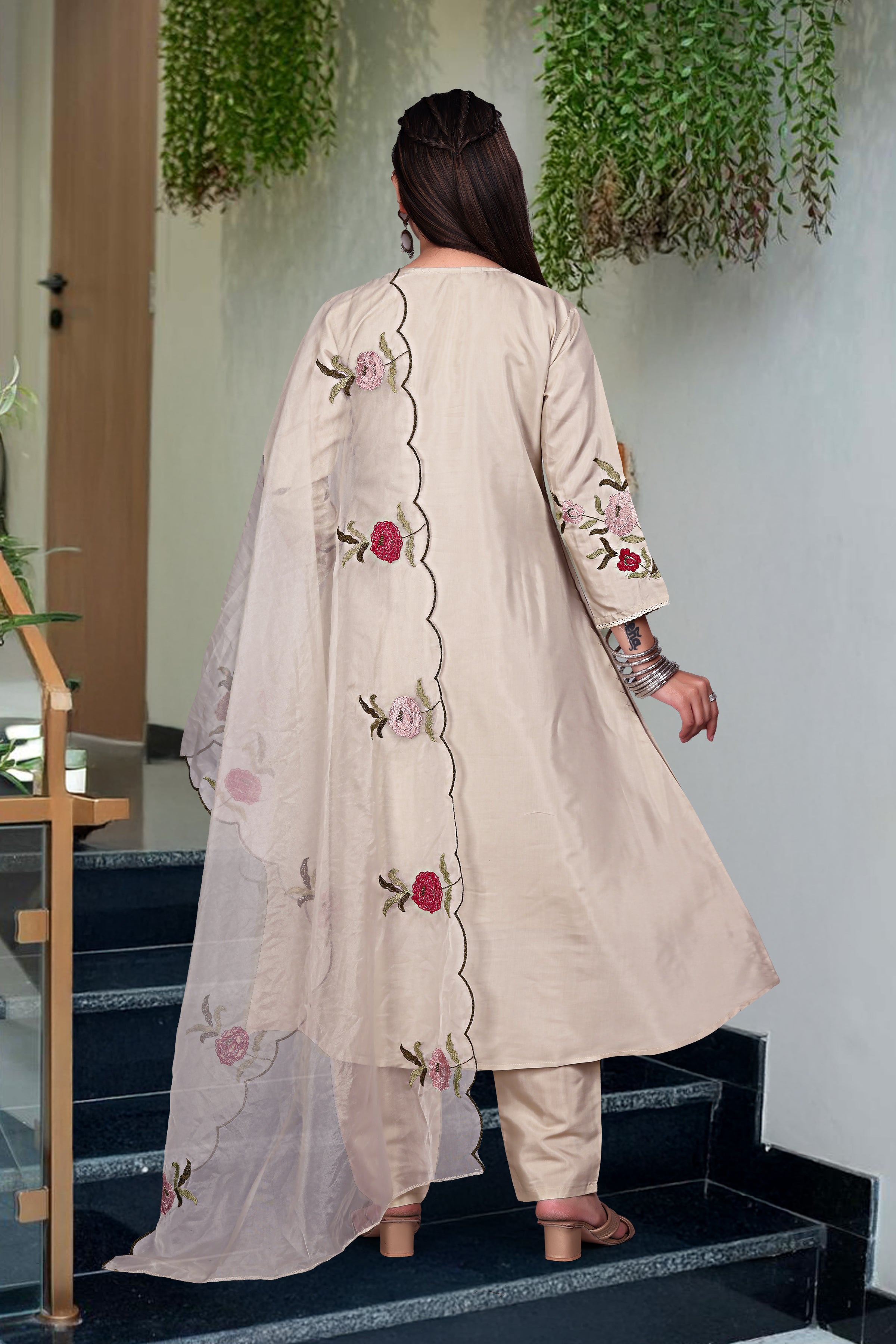Cream Chanderi Silk Kurta Pant Set With Heavy Thread Embroidery Work