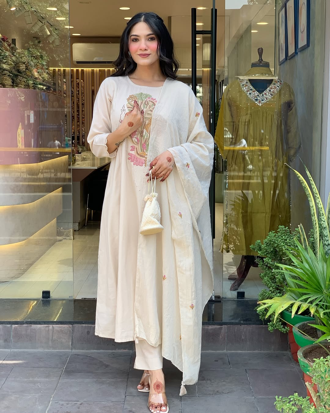 Cream Rayon Slub Kurta Pant Set With Heavy Thread Embroidery Work