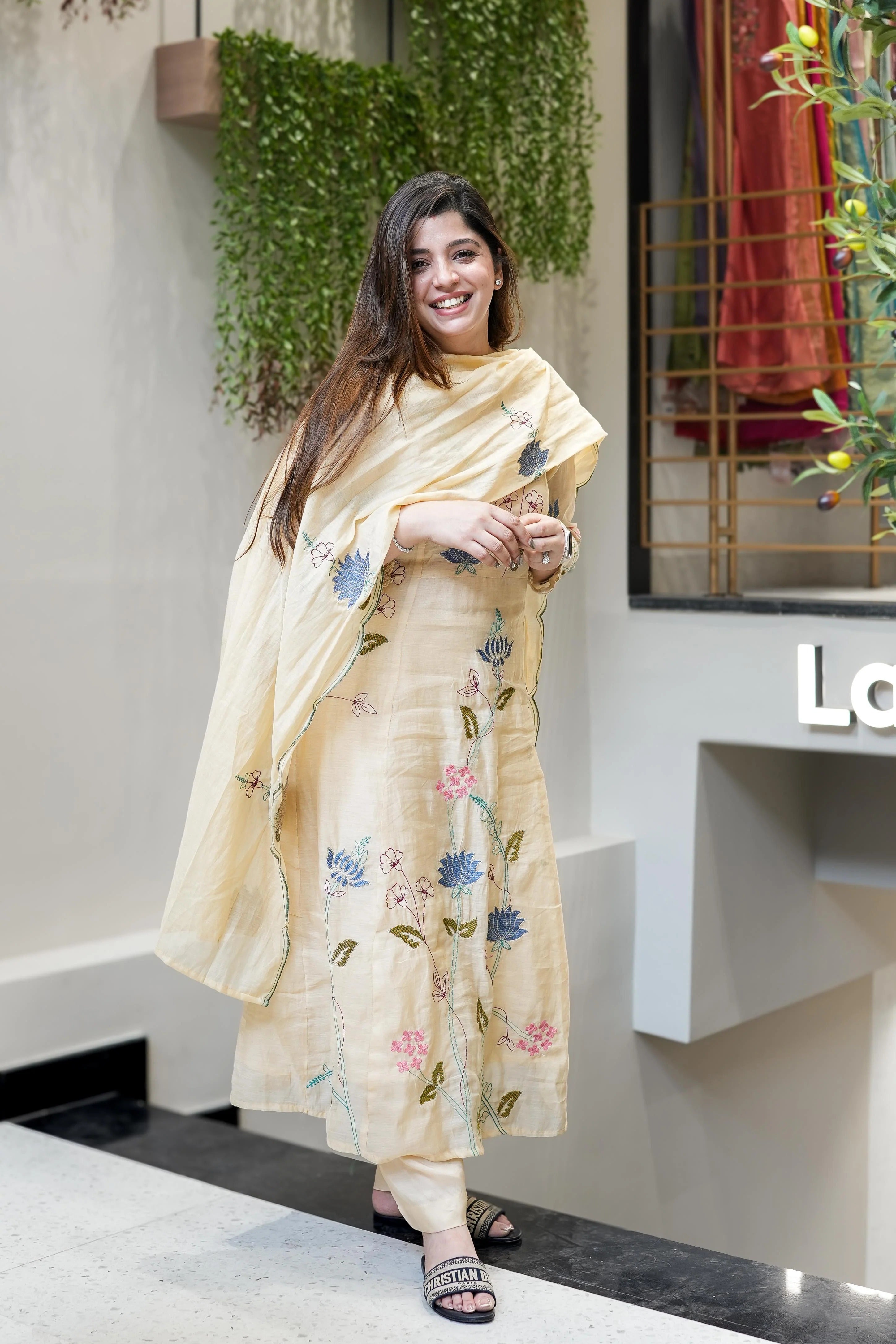 Cream Viscose Chanderi Kurta Pant Set With Heavy Thread Embroidered Work