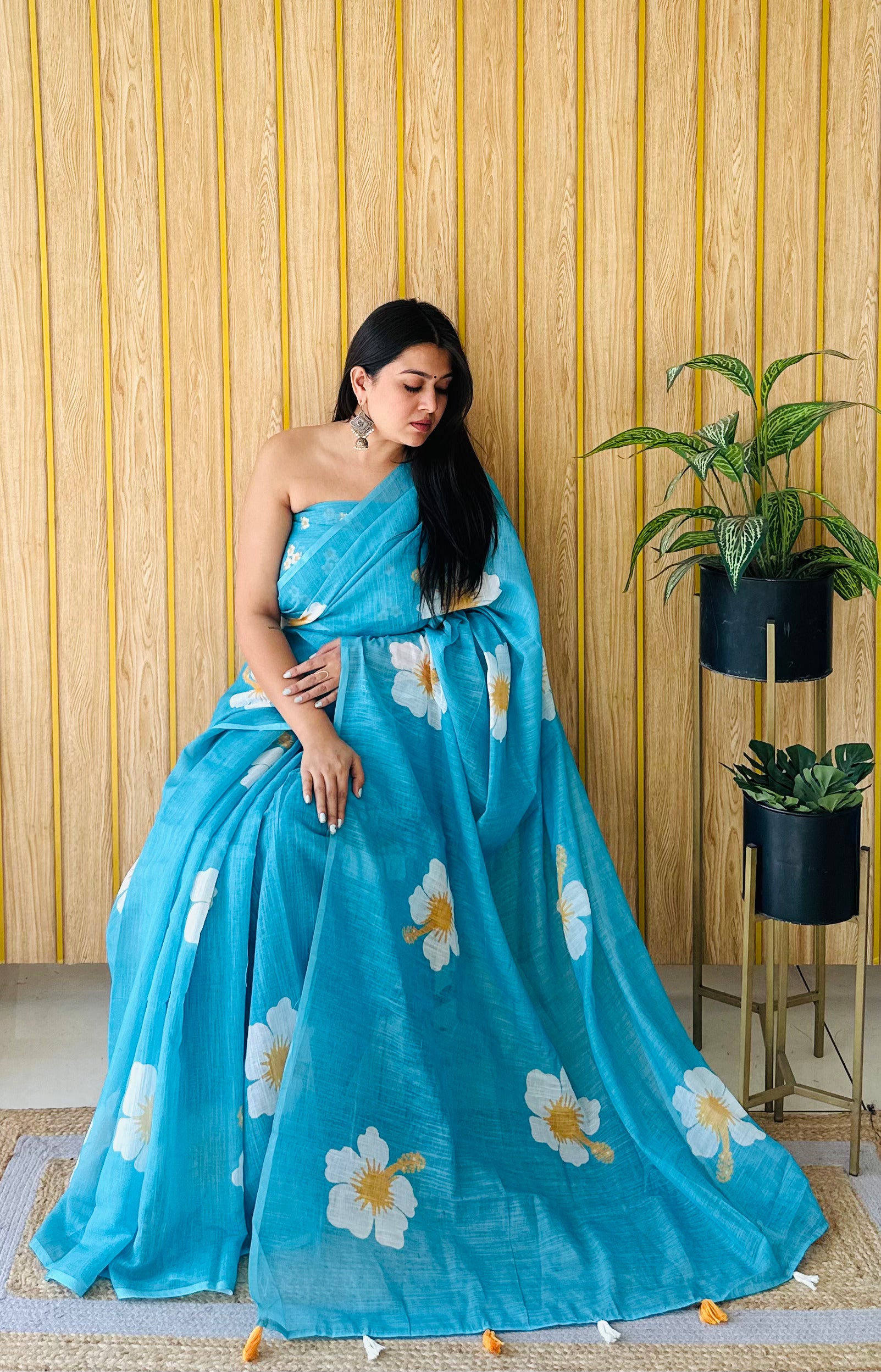 Firozi Linen Floral Printed Girlie Looks Saree