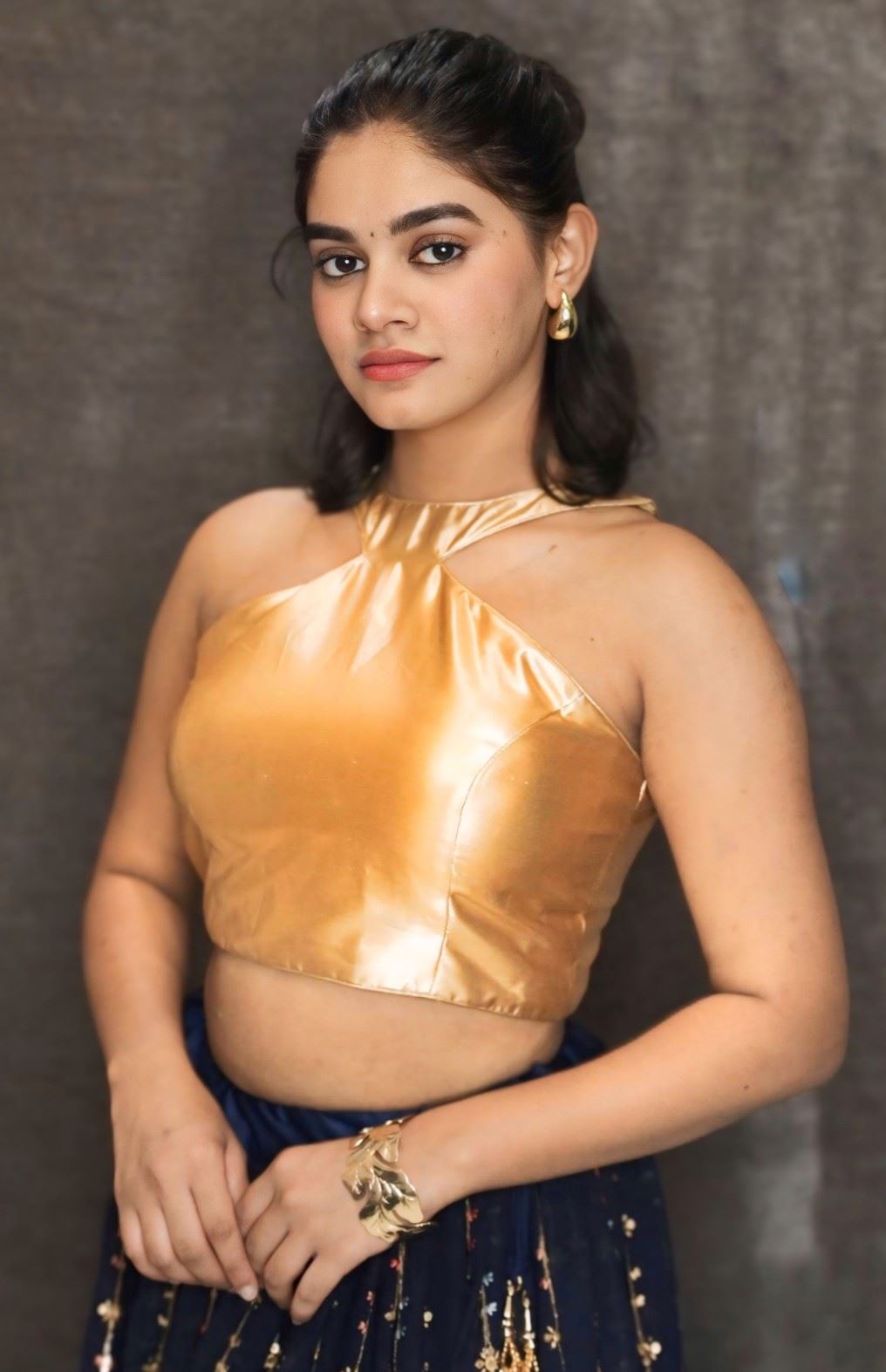 Golden Sleeveless Blouse in Lycra With Round Neckline