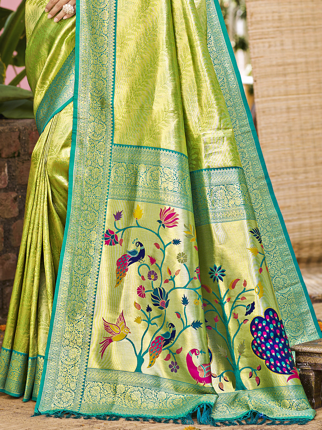 Green Kanjivaram Silk Saree With Elegant Flow and Traditional Feel