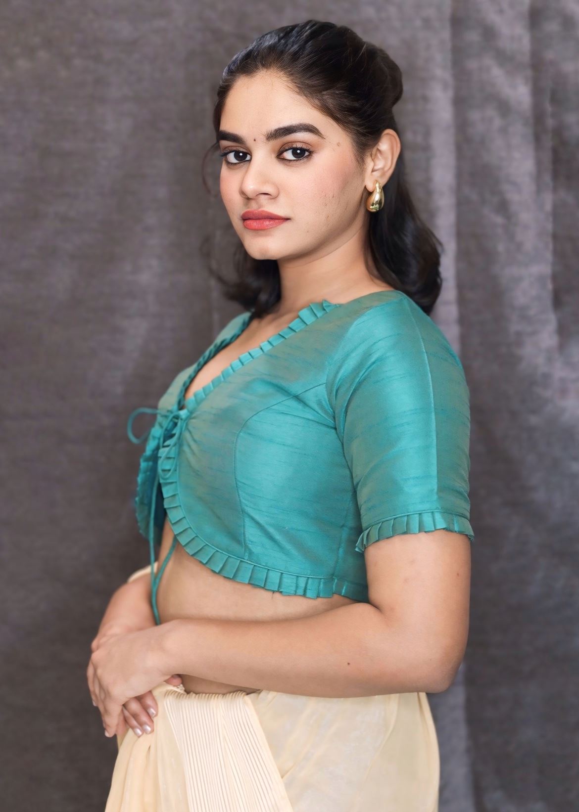 Green Silk Blouse In A Scalloped Neckline With A Tie-Up Tassel Dori