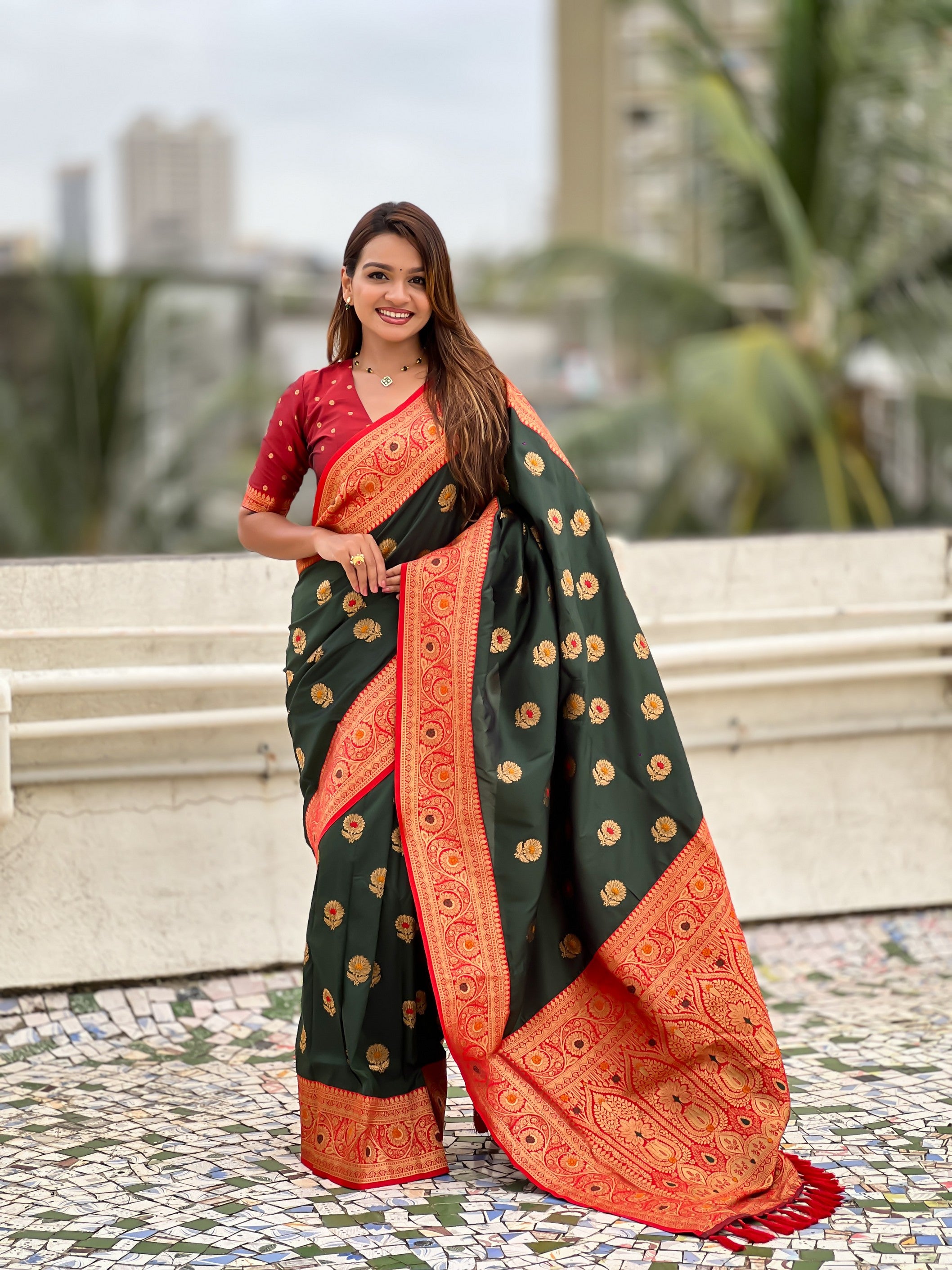 Green Soft Silk Woven Meenakari Designer Trending Partywear Saree