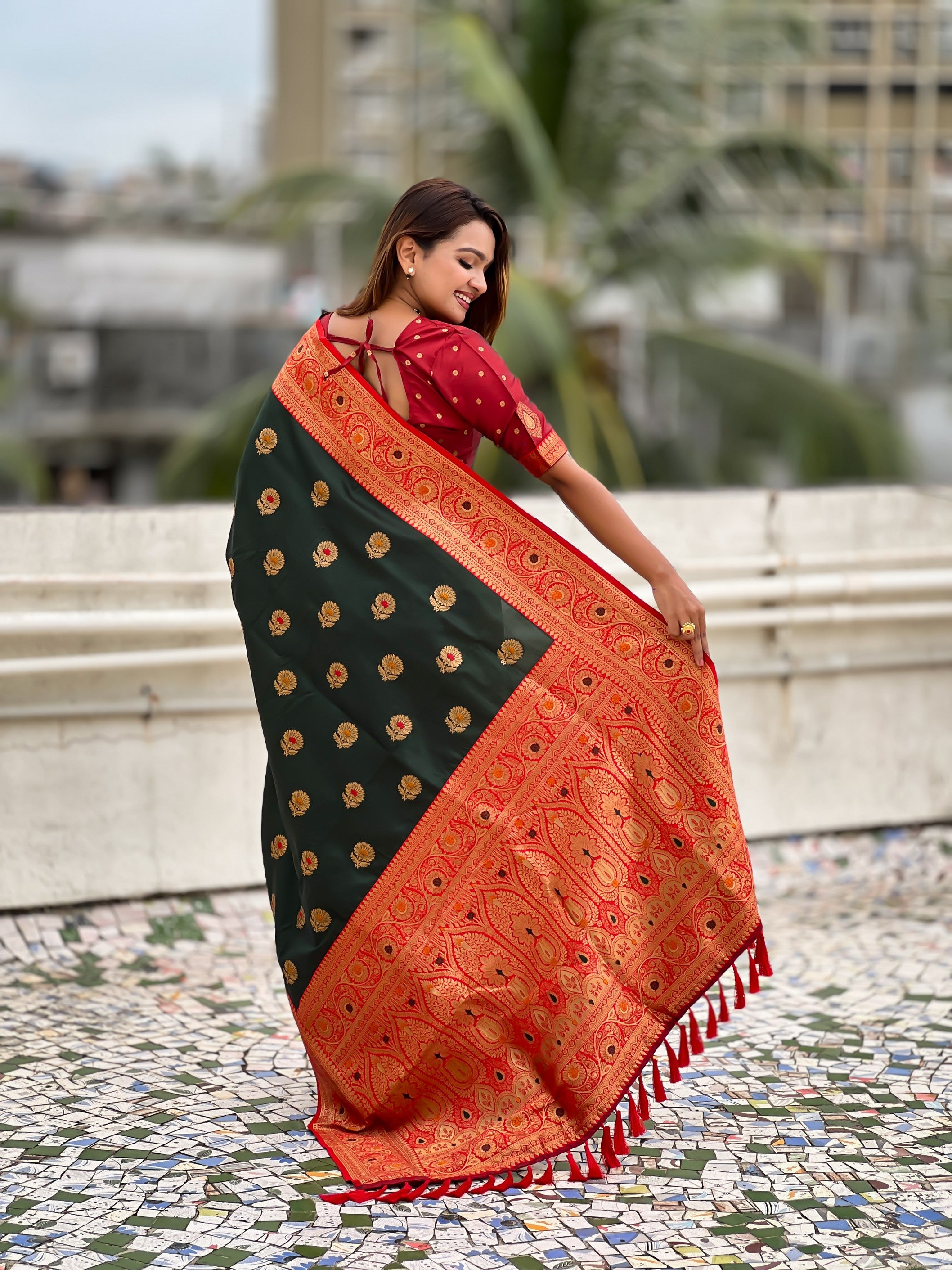 Green Soft Silk Woven Meenakari Designer Trending Partywear Saree