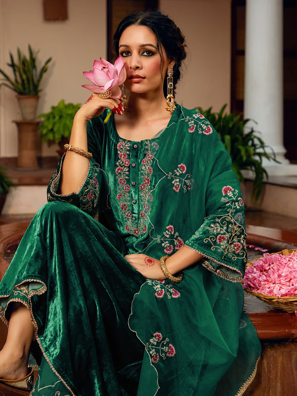 Green Velvet Kurta Pant Set With Heavy Thread Embroidery Work