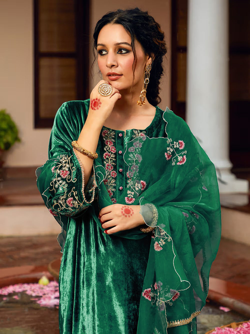 Green Velvet Kurta Pant Set With Heavy Thread Embroidery Work