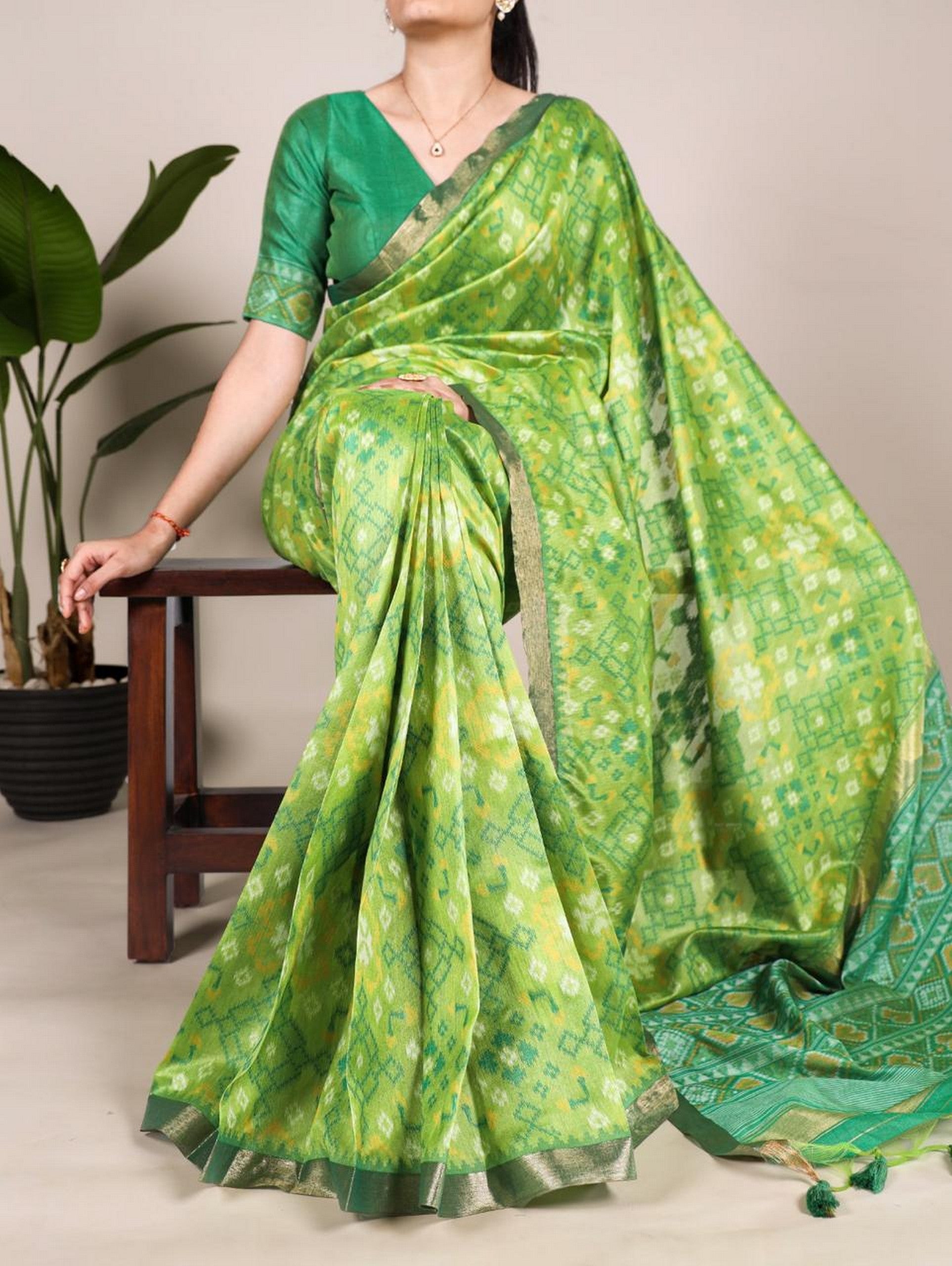 Green Weaving Pattern And Zari Weaving Border With Fancy Tassels Ethnic Raw Silk Saree