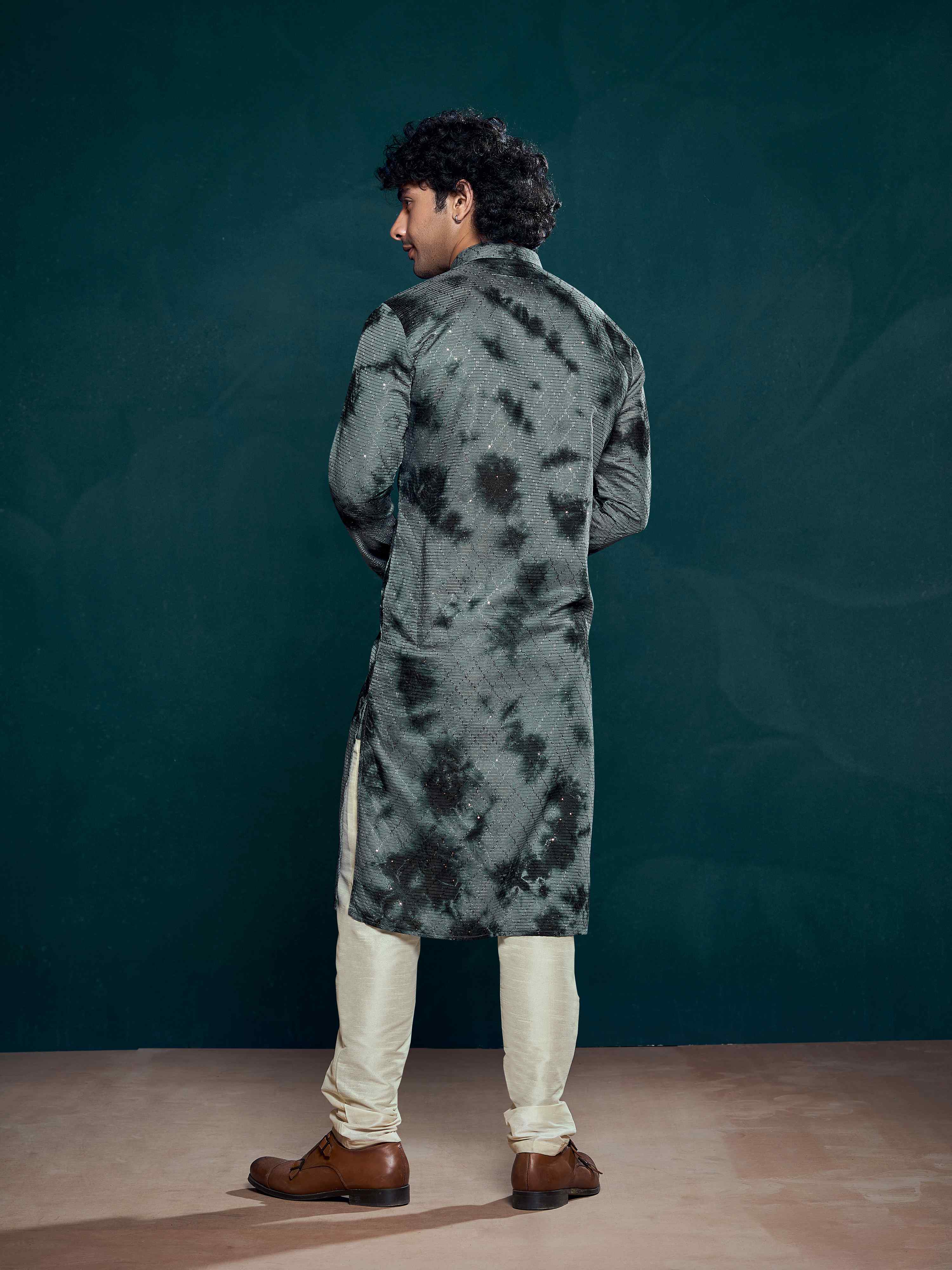 Grey Kurta Payjama with Sequins Embroidery – Sleek Ethnic Ensemble