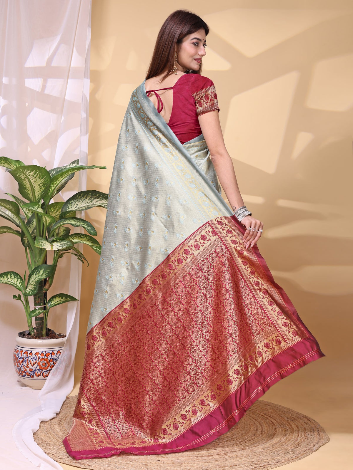 Grey Lichi Silk Saree With Elegant Weaving