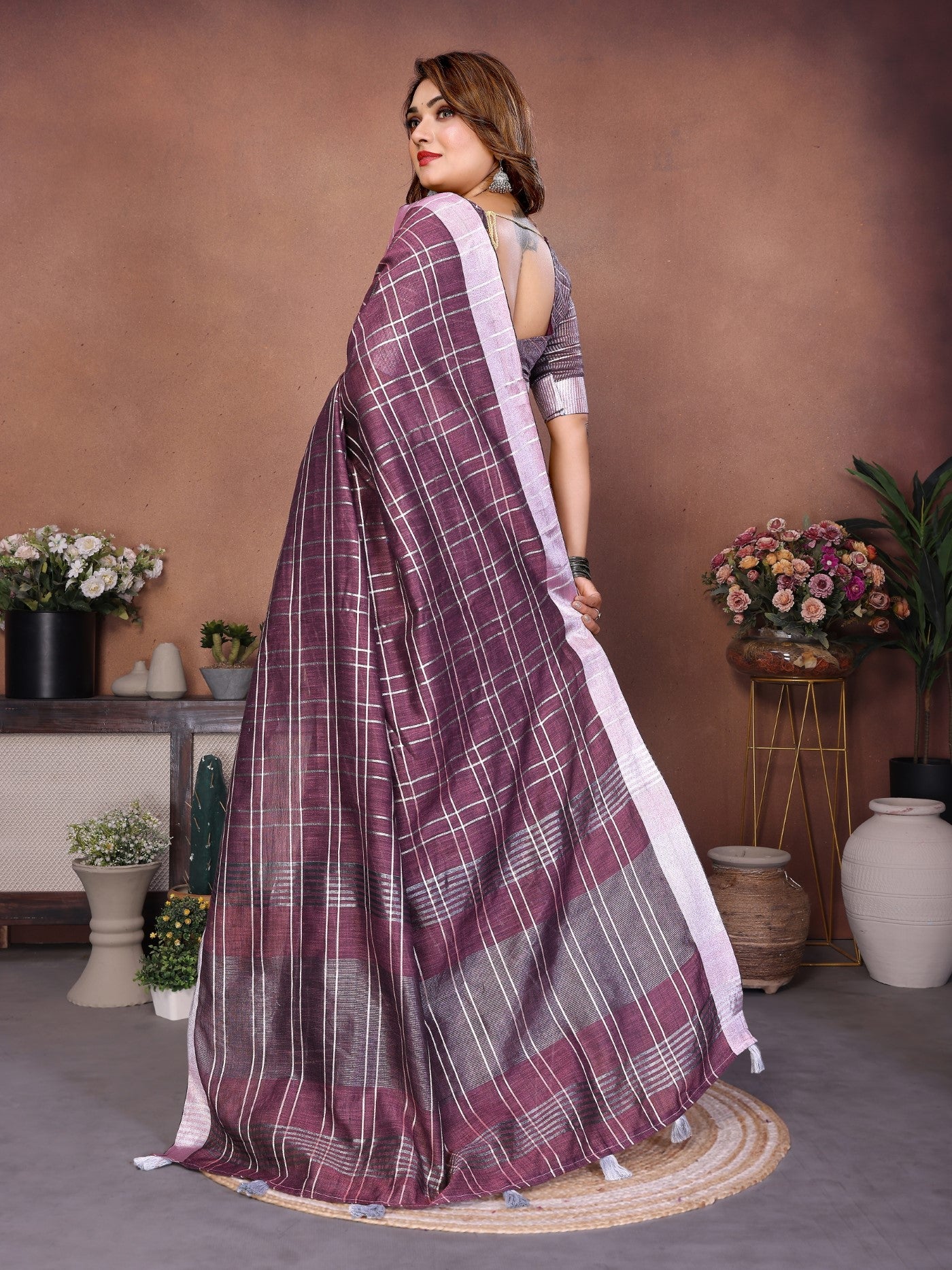 Lavender Linen Saree With Traditional Weaving