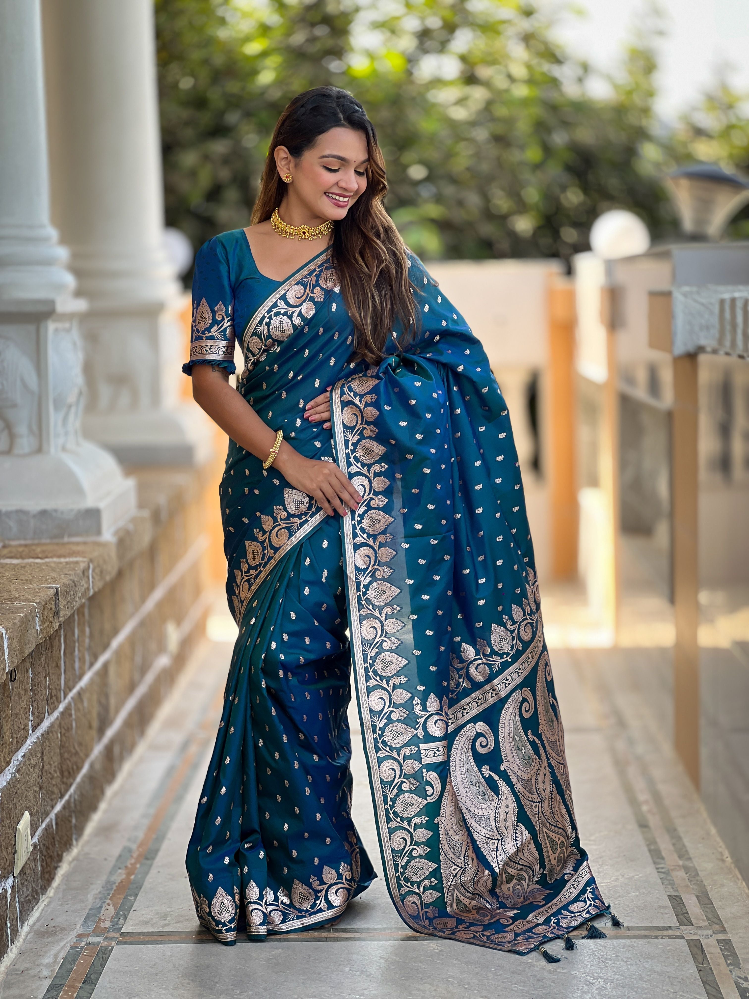 Morpich Banarasi Silk Saree With Woven Jacquard Designer Partywear Saree