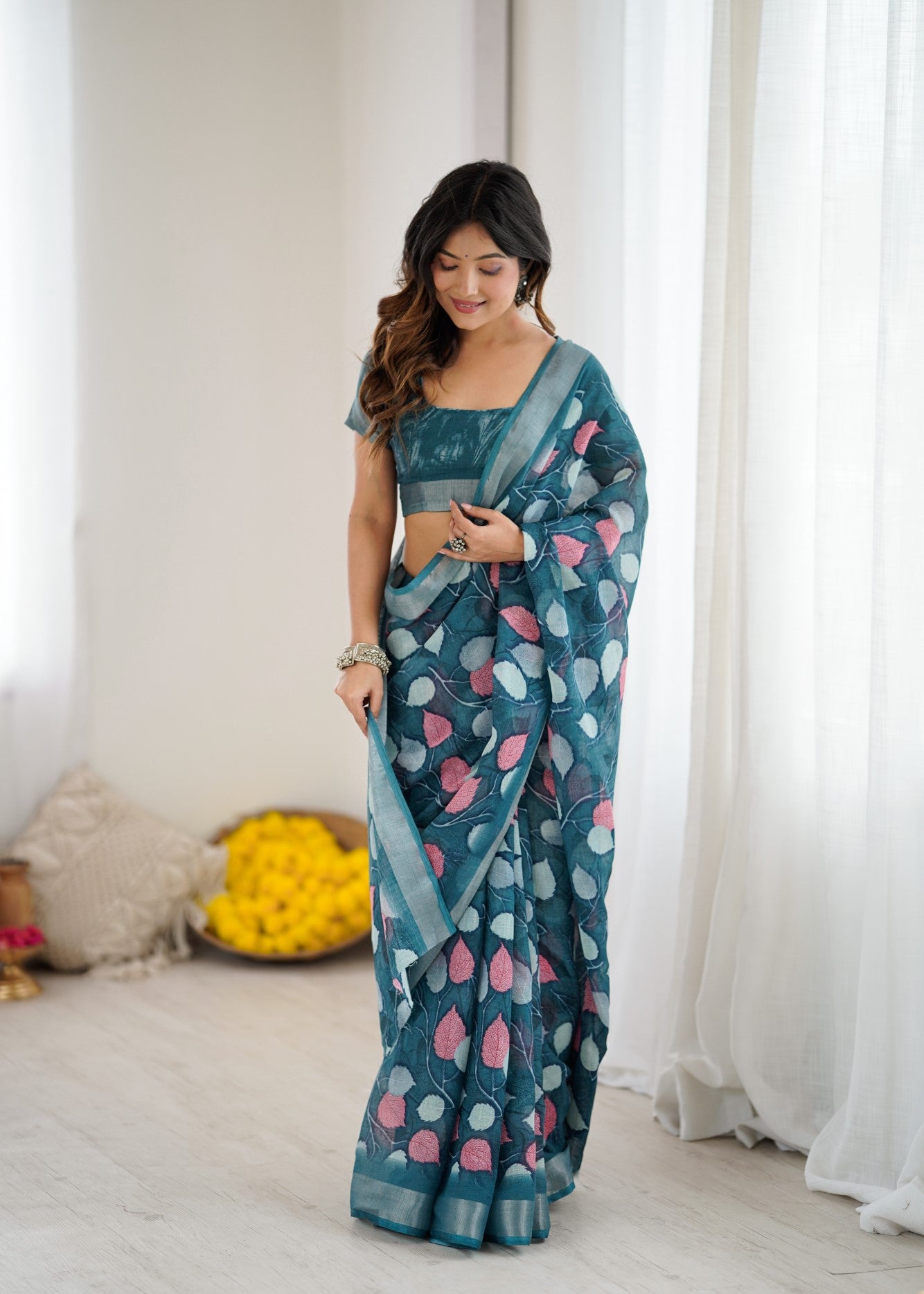 Morpich Linen Patta Saree With Printed Design