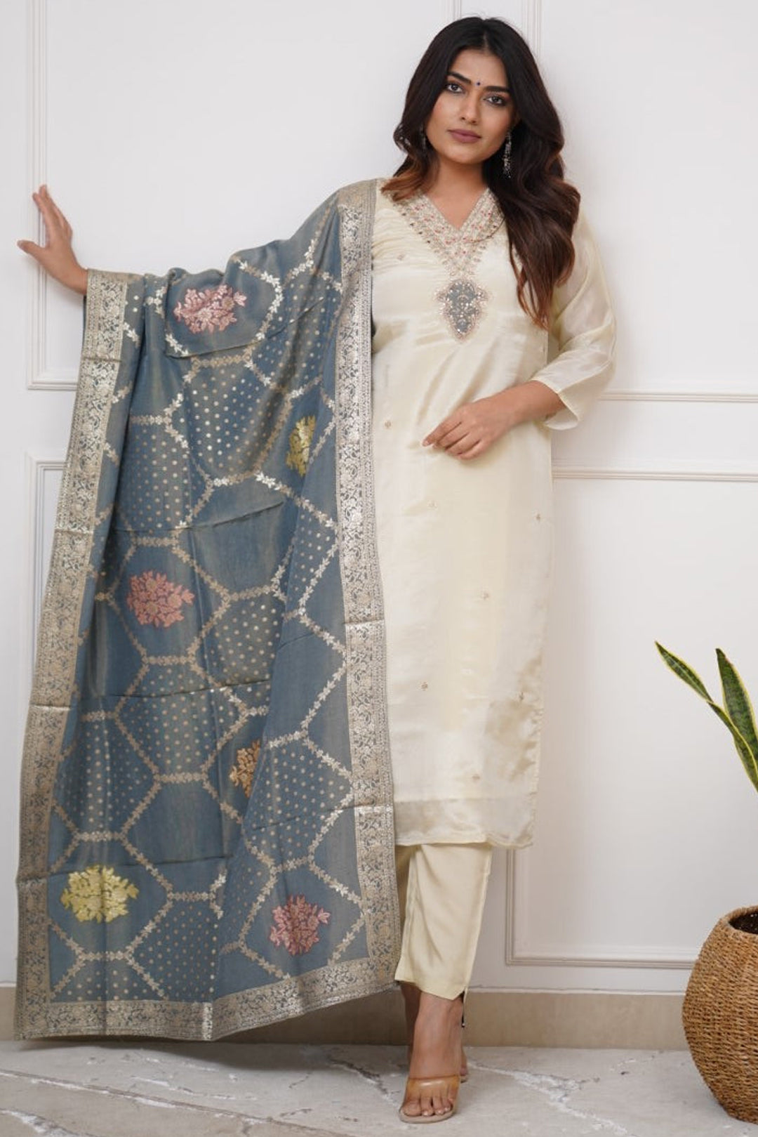 Off White Kurta Pant Set with Heavy Thread Embroidery Work With Jacquard Dupatta