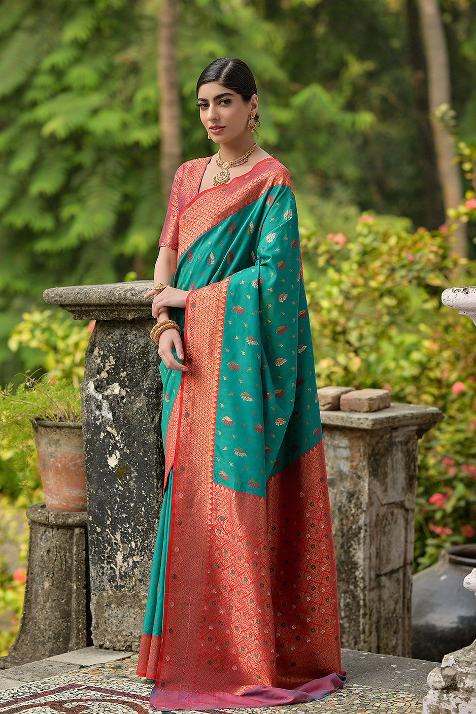 Rama Banarasi Silk Saree with Leaf Design and Contrast Pallu