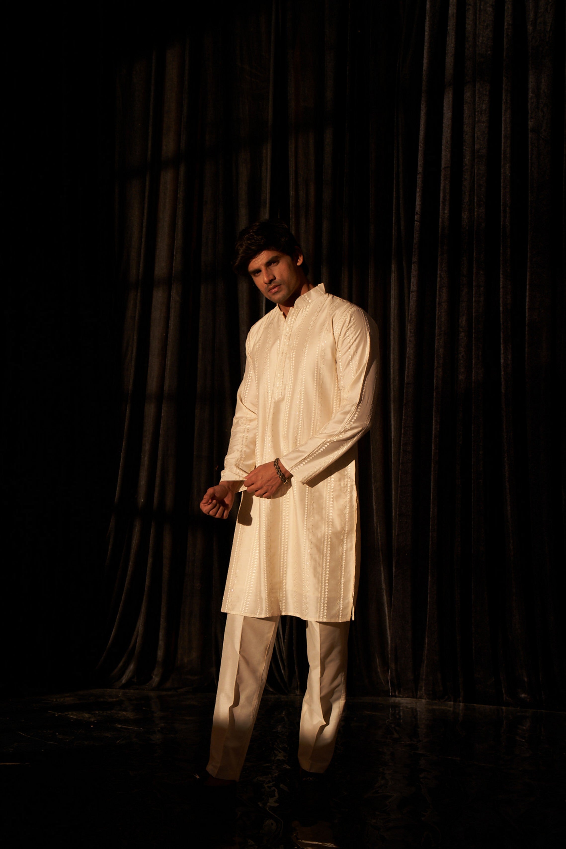 Rich Looks Off White Kurta Payjama with Embroidery – Timeless Traditional Pick