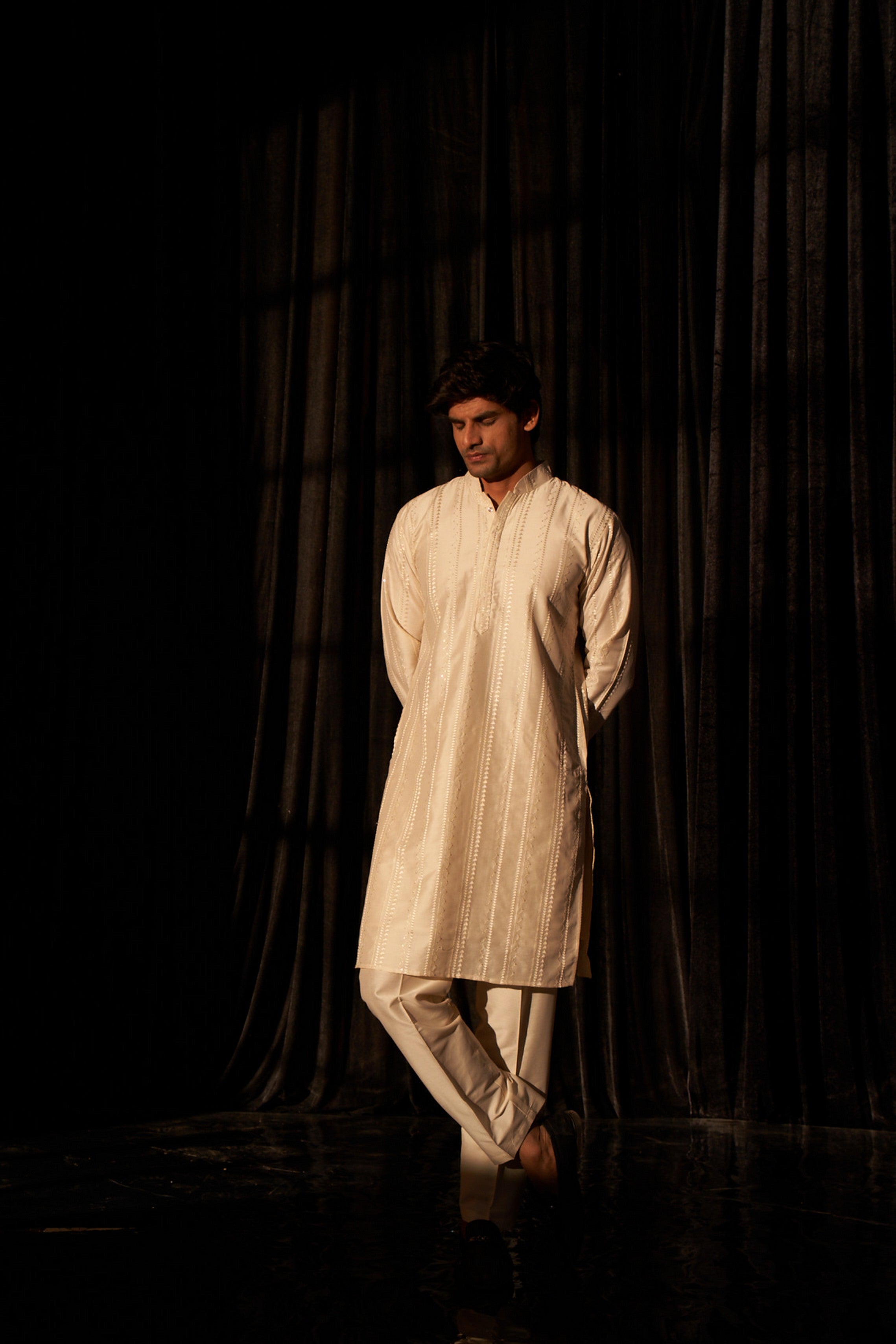 Rich Looks Off White Kurta Payjama with Embroidery – Timeless Traditional Pick
