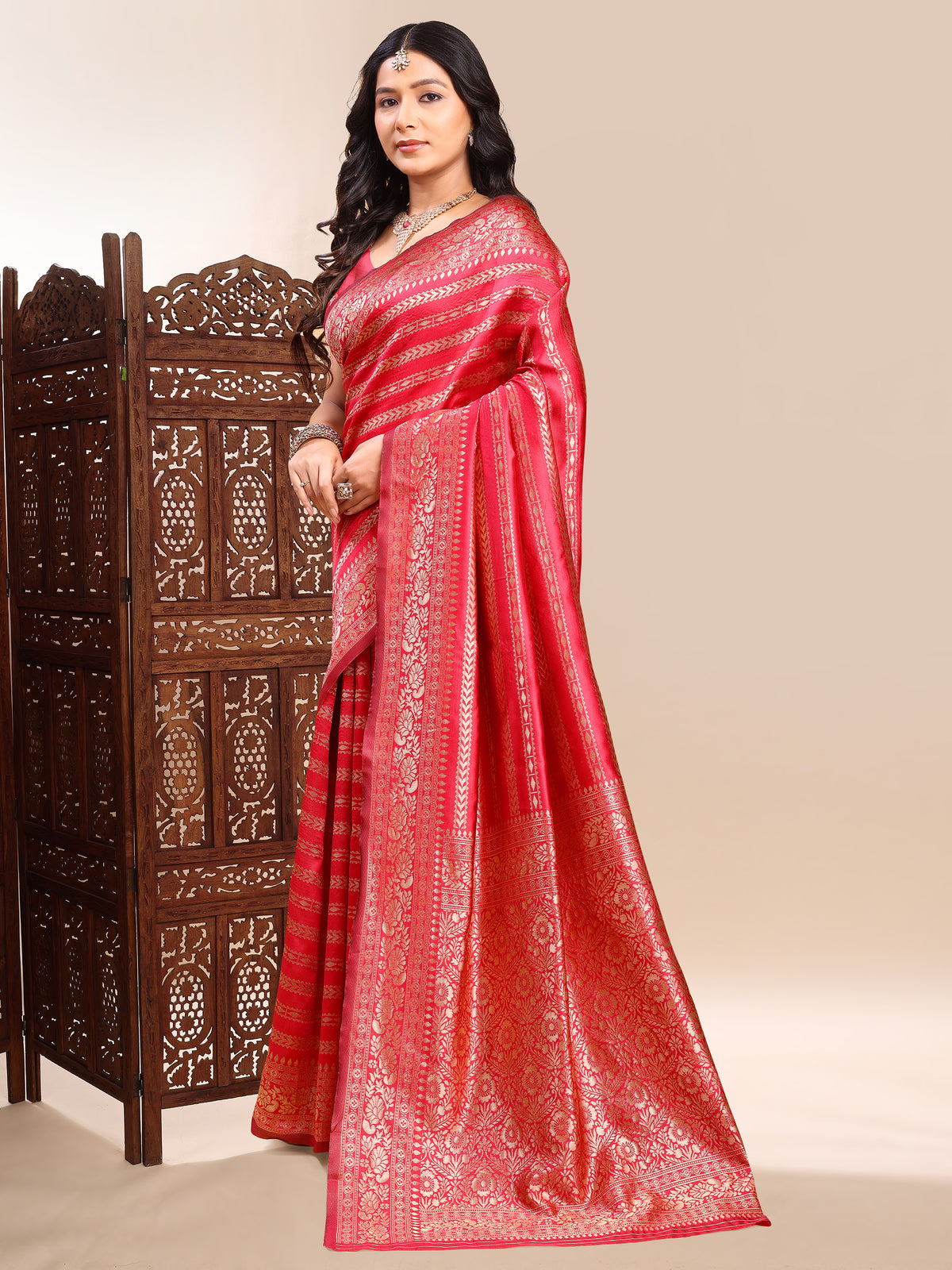 Traditional Red Lichi Silk Saree with Elegant Zari Design